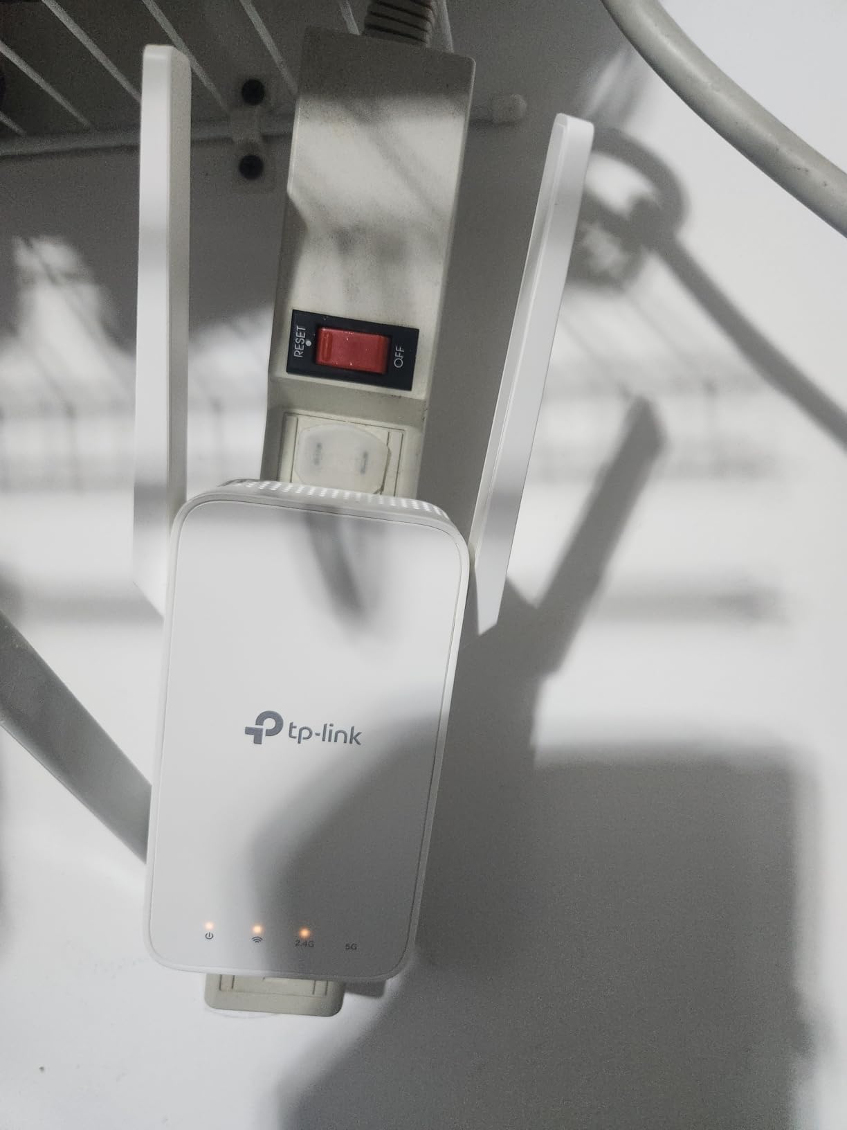 TP-Link AC1200 WiFi Extender, 2023 Engadget Best Budget Pick, 1.2Gbps Signal Booster for Home, Dual Band 5GHz/2.4GHz, Covers Up to 1500 Sq.ft and 30 Devices,Support Onemesh, One Ethernet Port (RE315) customer photo 2