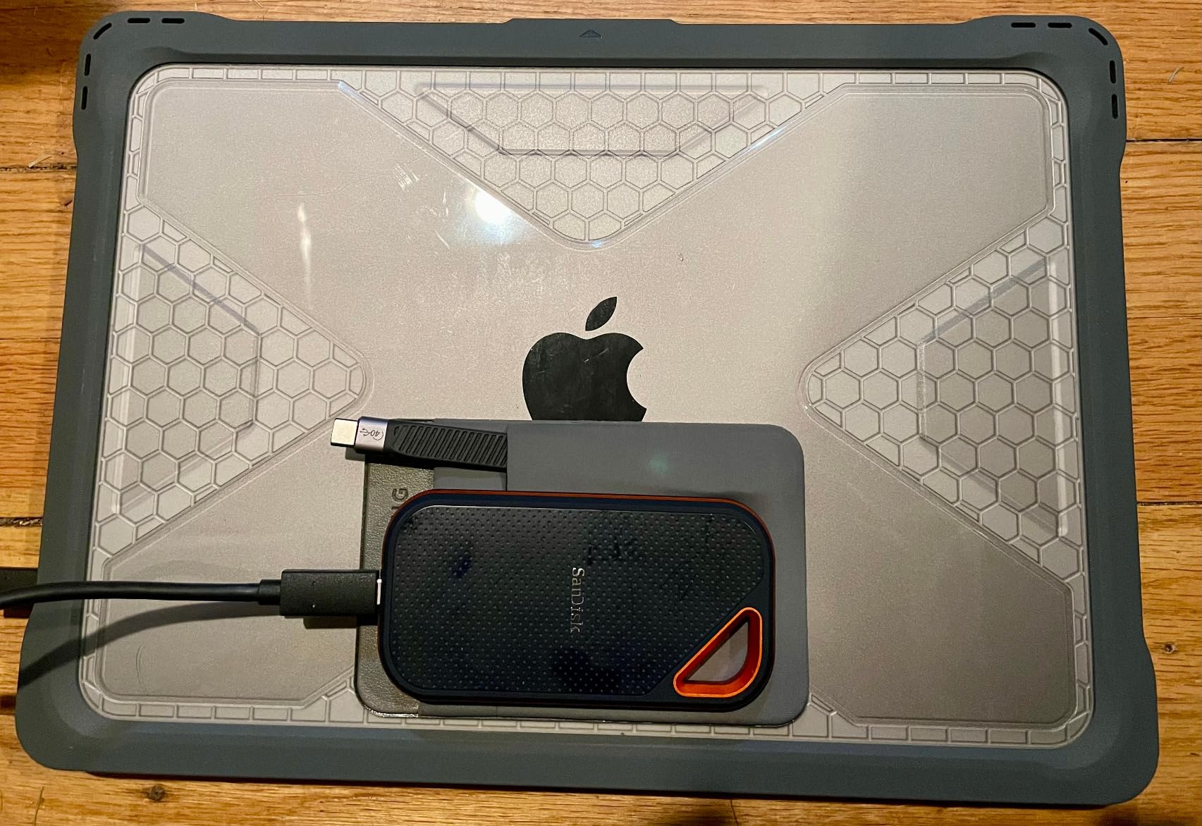SANDISK 4TB Extreme PRO Portable SSD - Up to 2000MB/s - USB-C, USB 3.2 Gen 2x2, IP65 Water and Dust Resistance, Updated Firmware - External Solid State Drive - SDSSDE81-4T00-G25, Black customer photo 2