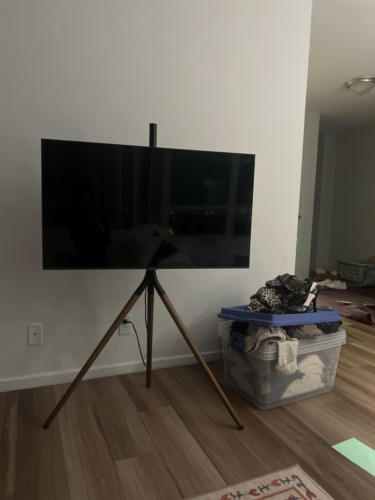 ONKRON Easel TV Stand for 32-65 Inch Screen up to 77 lbs, Height Adjustable TV Tripod Stand with 360° Swivel, Corner TV Floor Mount max VESA 400x400, Modern Floor TV Stand, Beech Wood Legs Black customer photo 2