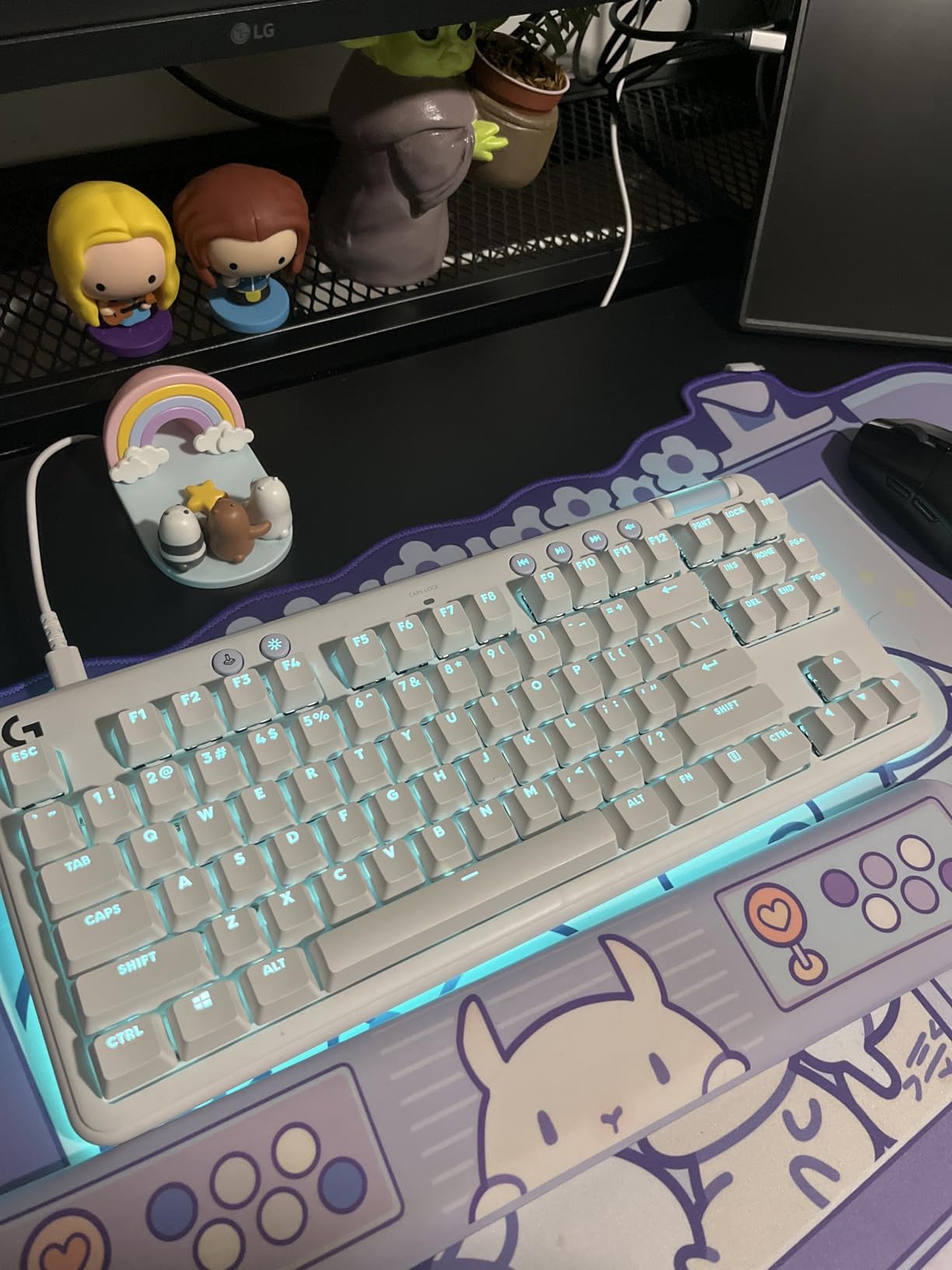 Logitech G713 Wired Gaming Keyboard with LIGHTSYNC RGB Lighting, Tactile Switches (GX Brown), and Keyboard Palm Rest, PC and Mac Compatible, White Mist customer photo 1