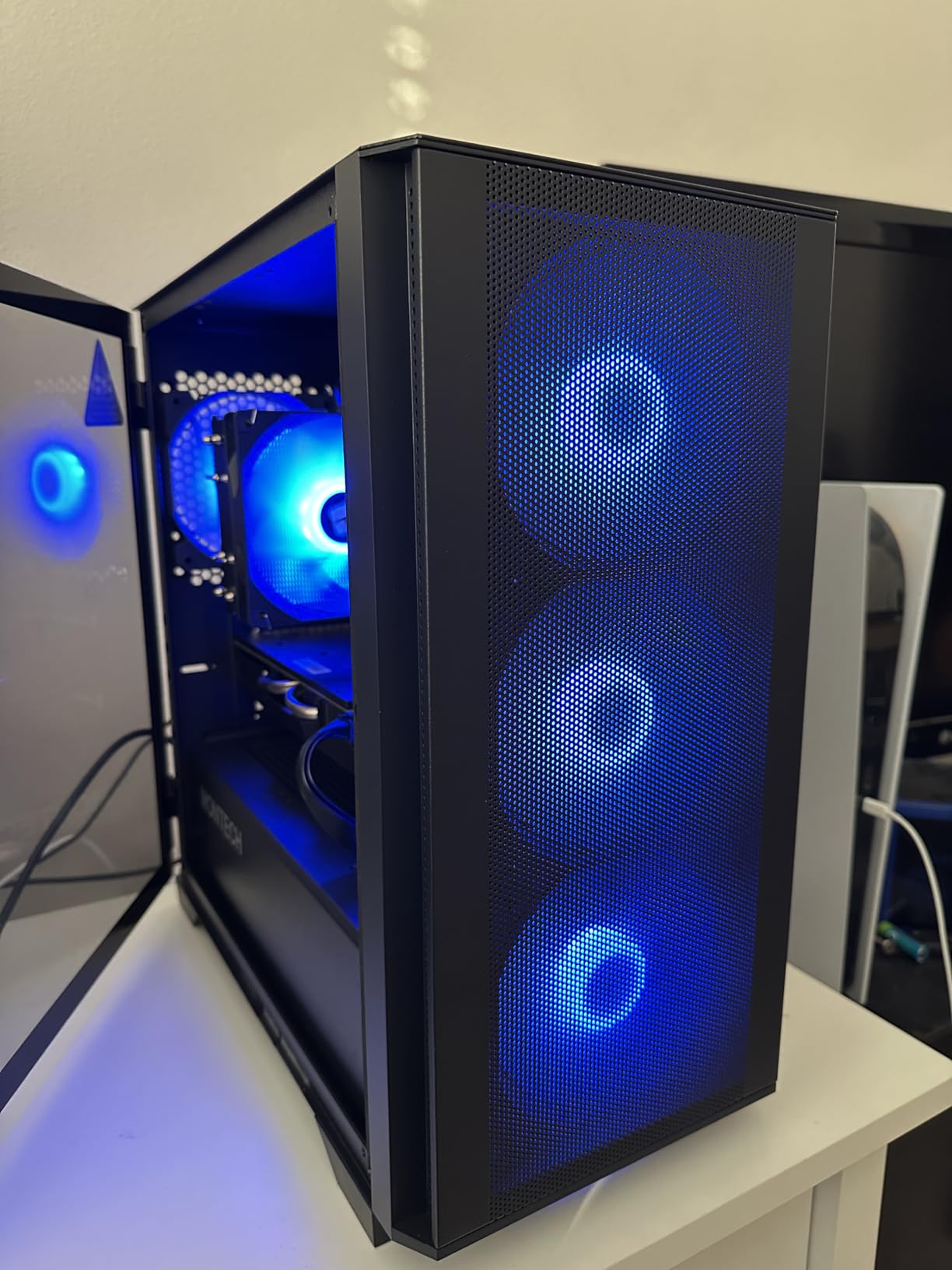 Montech AIR 100 ARGB Micro-ATX Tower with Four ARGB Fans Pre Installed, Ultra-Minimalist Design, Fine Mesh Front Panel, High Airflow, Unique Side Swivel Tempered Glass, Black customer photo 1