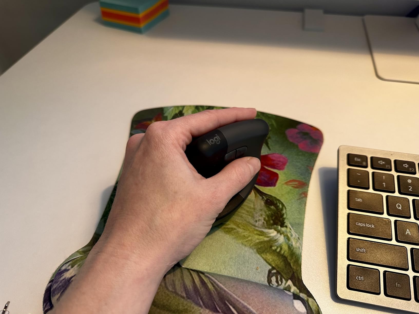 Logitech Lift Vertical Ergonomic Mouse, Wireless, Bluetooth or Logi Bolt USB Receiver, Quiet clicks, 4 Buttons, Compatible with Windows/macOS/iPadOS, Laptop, PC - Rose customer photo 1