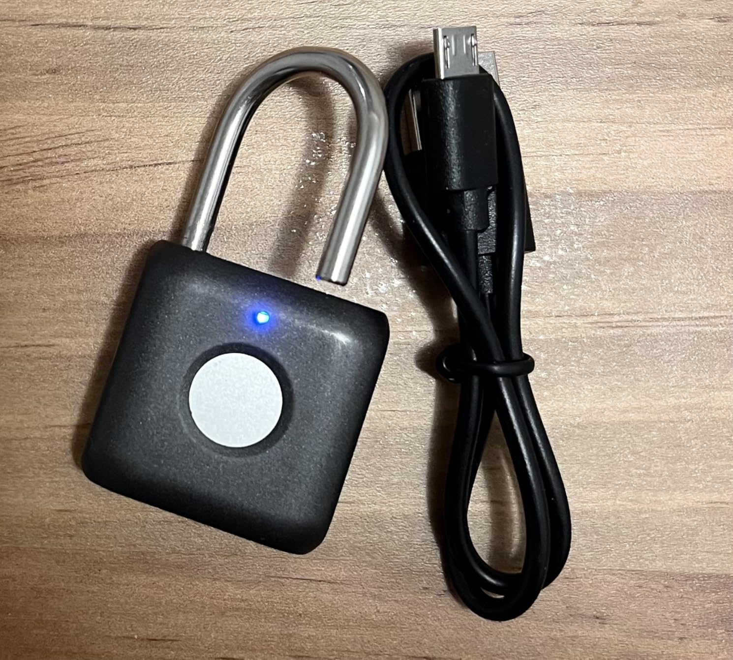 Fingerprint Padlock, Pothunder Smart Padlock, Locker Lock, Fingerprint Lock with APP Unlock, USB Rechargeable, Suitable for Gym Locker, Door(Black) customer photo 2