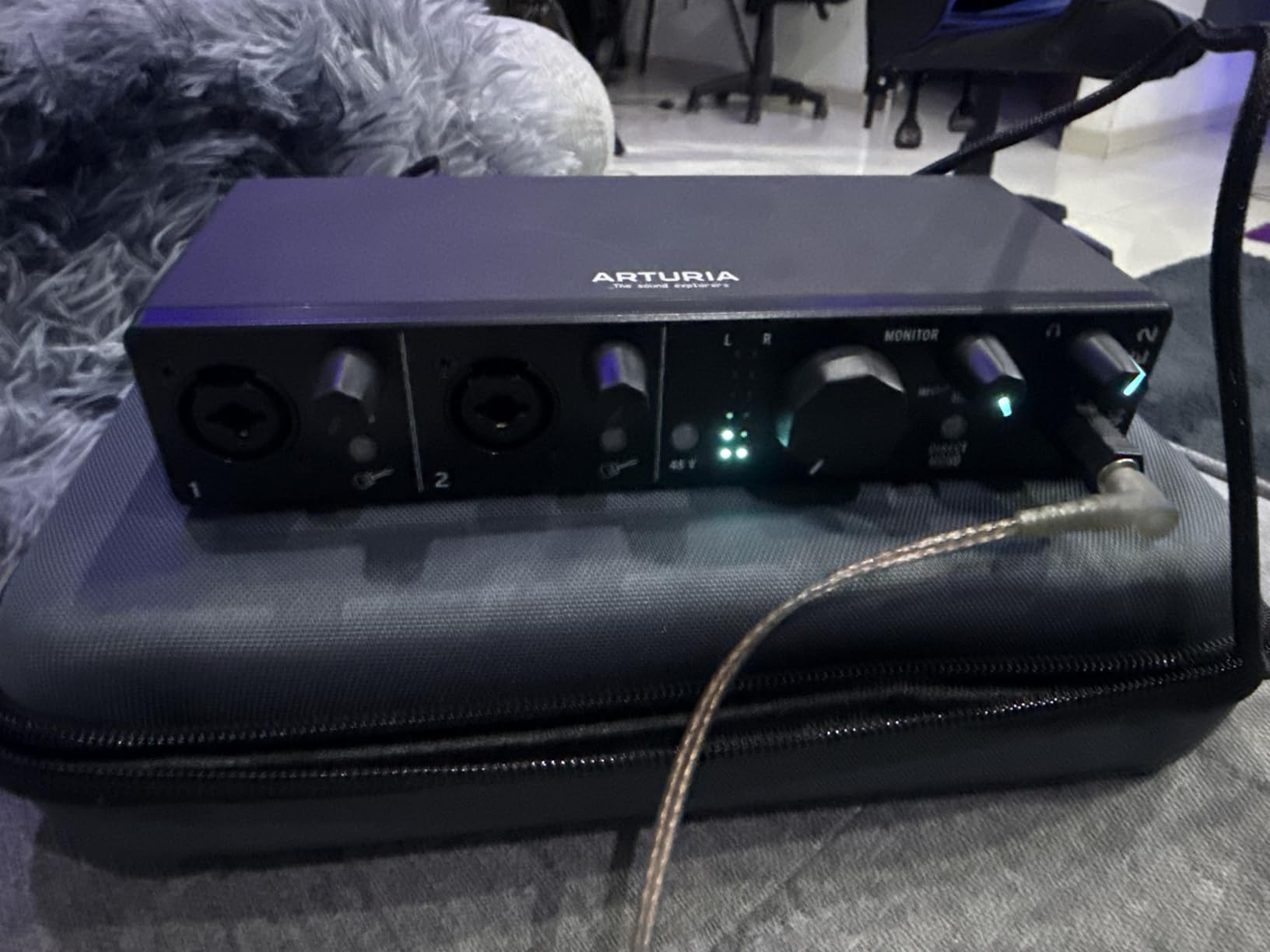 Arturia MiniFuse 2 Compact USB Audio & MIDI Interface for Recording, Production, Podcasting, Guitar customer photo 1