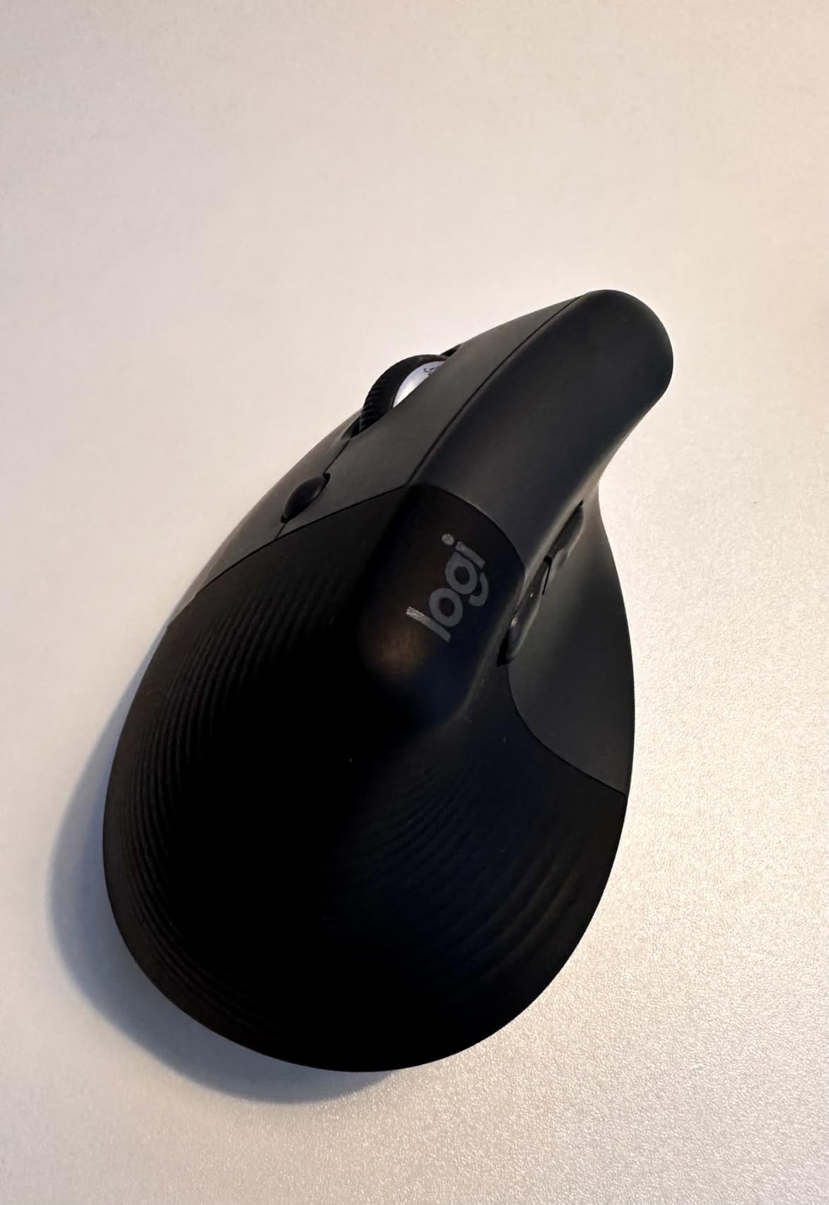 Logitech Lift Left Vertical Ergonomic Mouse, Left-Handed, Wireless, Bluetooth or Logi Bolt USB, Quiet clicks, 4 Buttons, Compatible with Windows/macOS/iPadOS, Laptop, PC - Graphite customer photo 2