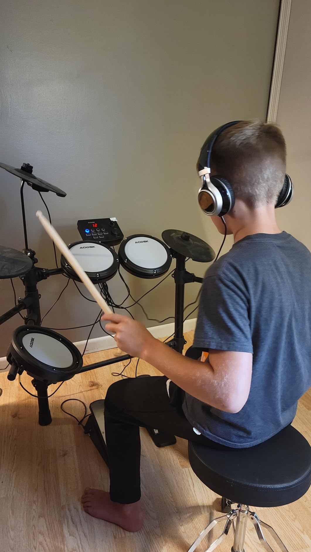 AODSK Electric Drum Set with Quiet Mesh Pads, Electronic Drum for Beginner, USB MIDI, Throne, Headphones, Sticks, Included 15 Kits and 195 Sounds (AED-403-Teenagers Beginners) customer photo 2