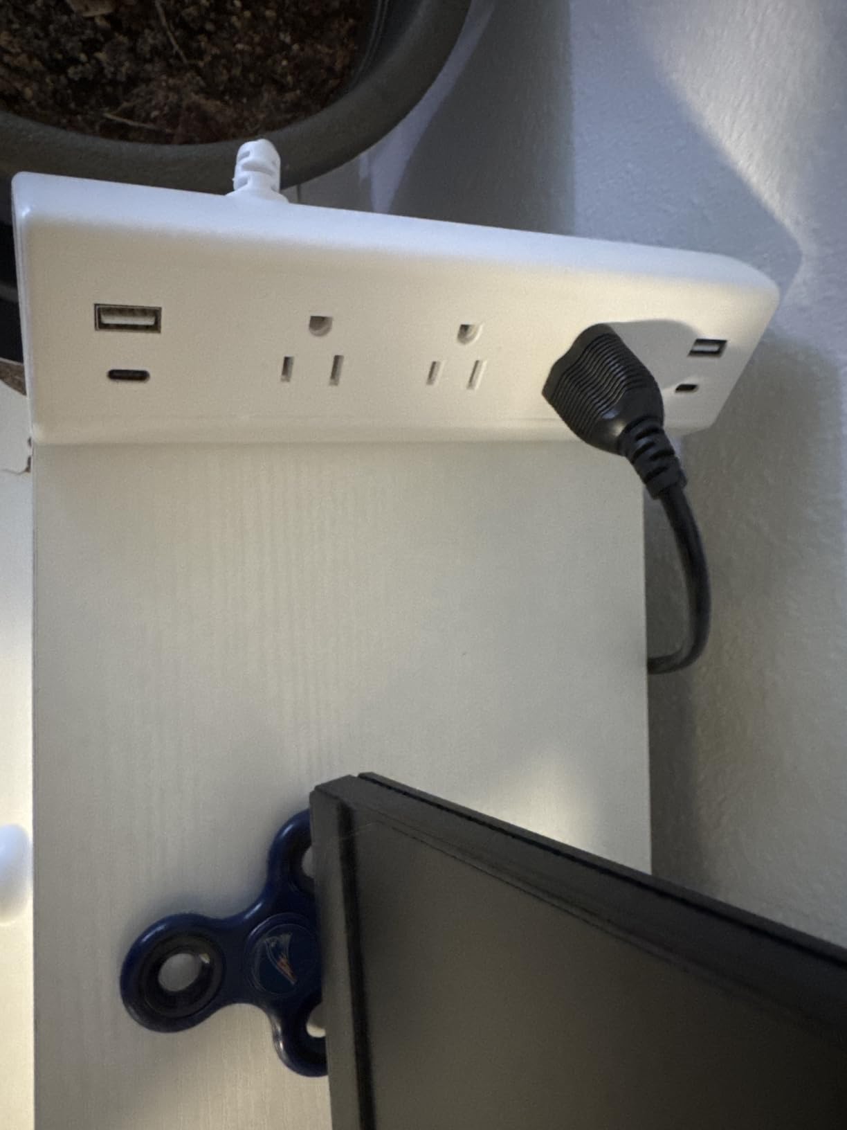 Jgstkcity Desk Clamp Power Strip,40W Total Fast Charging Station,2 PD 20W USB C Ports,Desk Edge Mount Surge Protector for Home, Office,3 Outlets,Fit 1.96 inch Tabletop Edge,ETL Listed customer photo 1