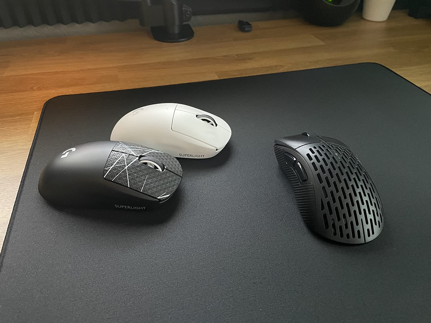 Pulsar Gaming Gears - Xlite v2 Wireless Gaming Mouse, Ultra Lightweight, 2.1 oz (59 g), Ergonomic 2.4 Ghz 1 ms 20000 DPI Optical Sensor PAW3370 Domestic Genuine Product (Medium, Wireless, White) customer photo 2