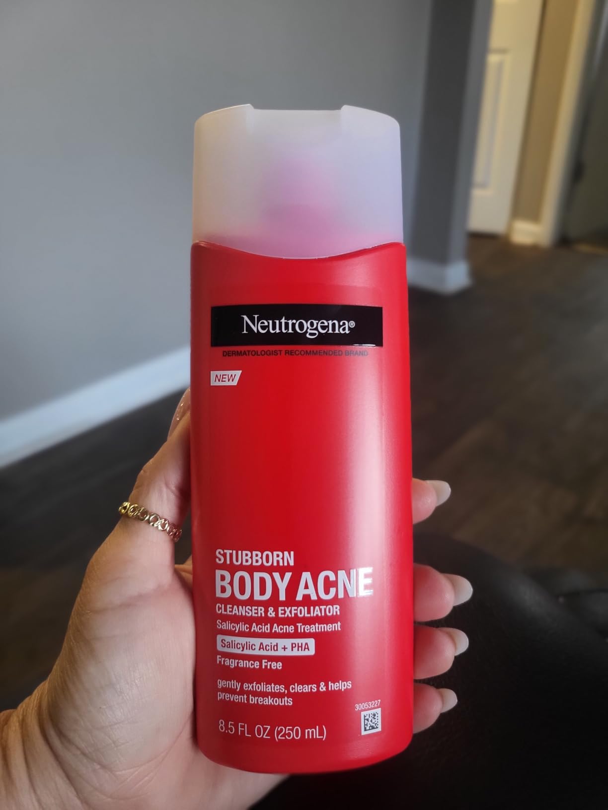 Neutrogena Salicylic Acid & PHA Stubborn Acne Body Wash, Exfoliating Cleanser Acne Treatment for Chest & Shoulder, Gently Clears, Exfoliates & Helps Prevent Breakouts, Fragrance Free, 8.5 Fl Oz customer photo 1