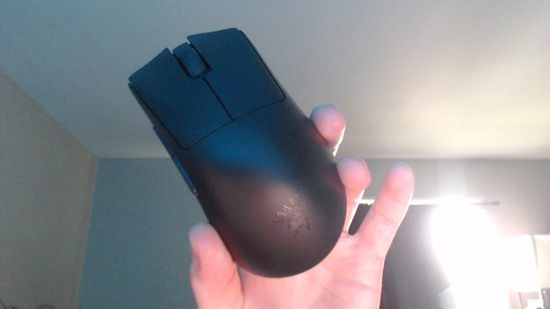 Razer DeathAdder V3 Pro Wireless Gaming Mouse: 64g Lightweight Ergonomic - 30K DPI Optical Sensor - Gen-3 Optical Switches - 8 Programmable Controls - Up to 90 Hr Battery - White customer photo 1