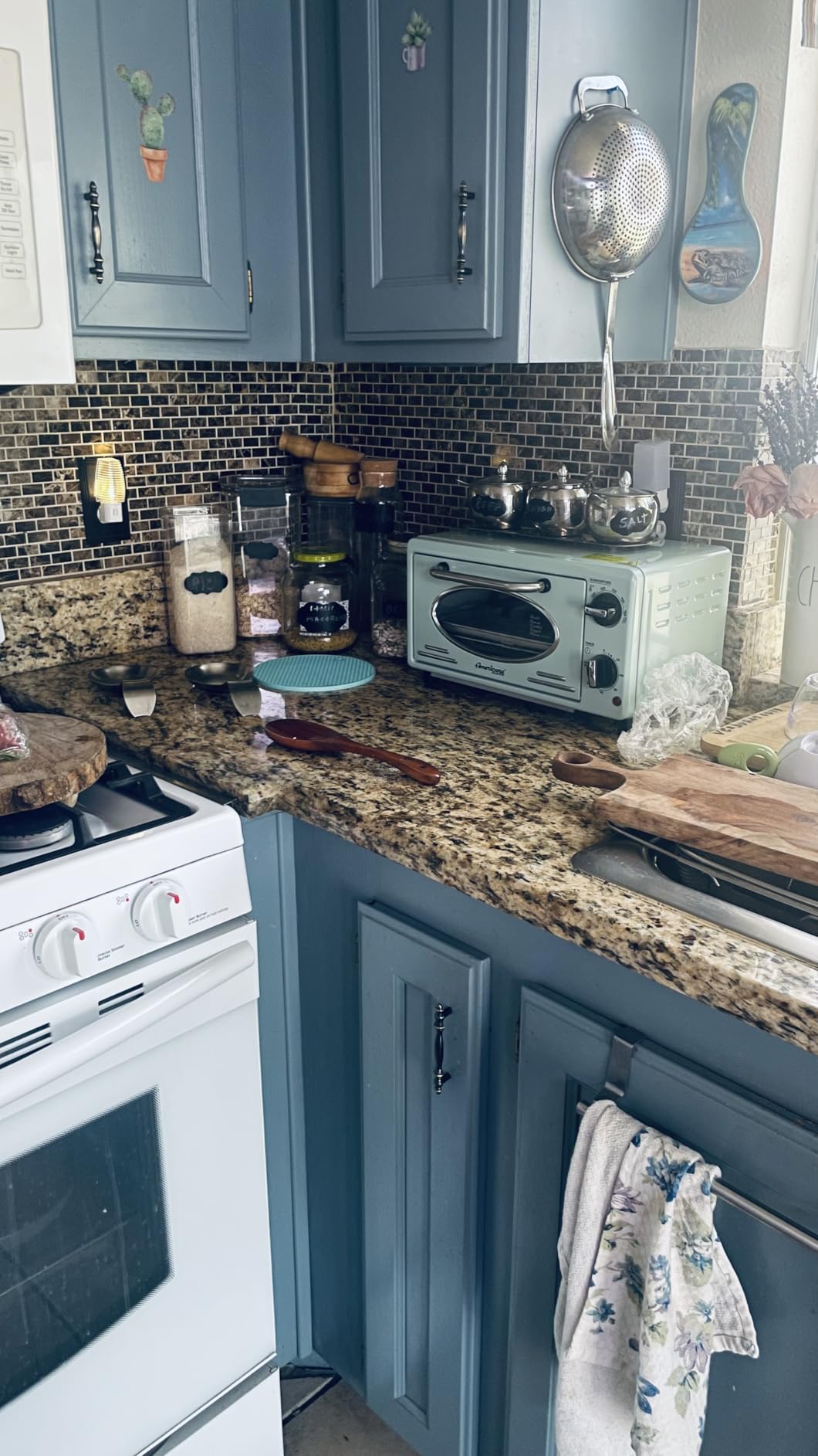 Elite Gourmet by Maximatic Americana Collection ETO147M Diner 50's Retro Countertop Toaster oven, Bake, Toast, Fits 8