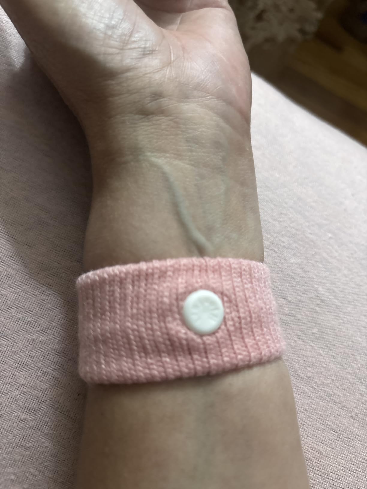 Hionfurt Motion Sickness Bands Anti Nausea Wristband for Adult and Kids Morning Sickness Relief for Pregnant Women Acupressure Nausea Relief for Car, Sea, Air Sickness - 2 Pairs Gray, Gray customer photo 2