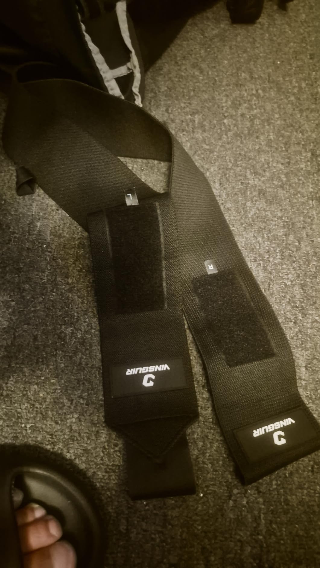 VINSGUIR 21'' Elastic Wrist Wraps for Weightlifting and Working Out(USPA Approved), Breathable Gym Wrist Sraps for Weightlifting with Thumb Loop and Left/Right Tabs, Wrist Brace for Wrist Support and Protection, Men and Women (Pair) customer photo 1