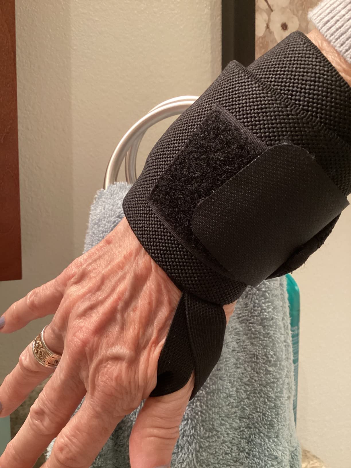 VINSGUIR 21'' Elastic Wrist Wraps for Weightlifting and Working Out(USPA Approved), Breathable Gym Wrist Sraps for Weightlifting with Thumb Loop and Left/Right Tabs, Wrist Brace for Wrist Support and Protection, Men and Women (Pair) customer photo 2