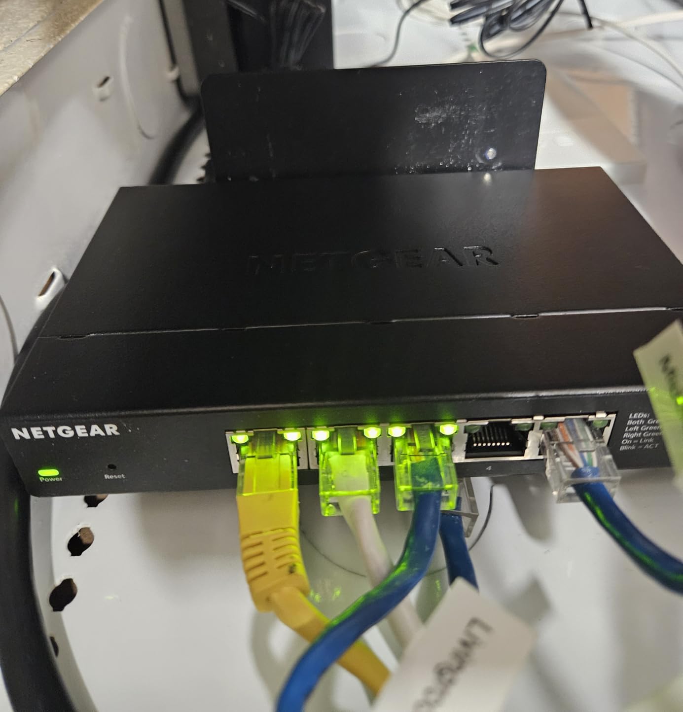 NETGEAR 5-Port 2.5G Multi-Gigabit Ethernet Unmanaged Network Switch (MS305) - with 5 x 2.5Gbps Ports, Desktop or Wall Mount, Metal Case customer photo 2