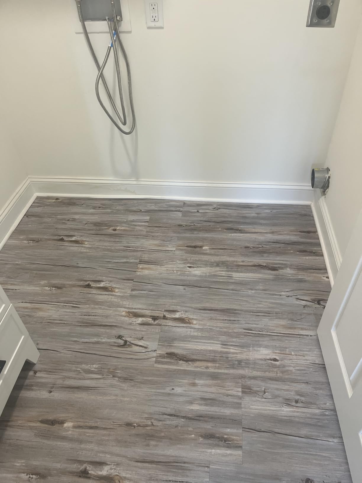 Lareko 54 Sq.Ft Wood Peel and Stick Floor Tiles 36 Pack Grey Vinyl Flooring No Adhesive Residue 36x6 Waterproof and Non-Slip Laminate Flooring for Renters Bathroom Living Room Dustgrey customer photo 1