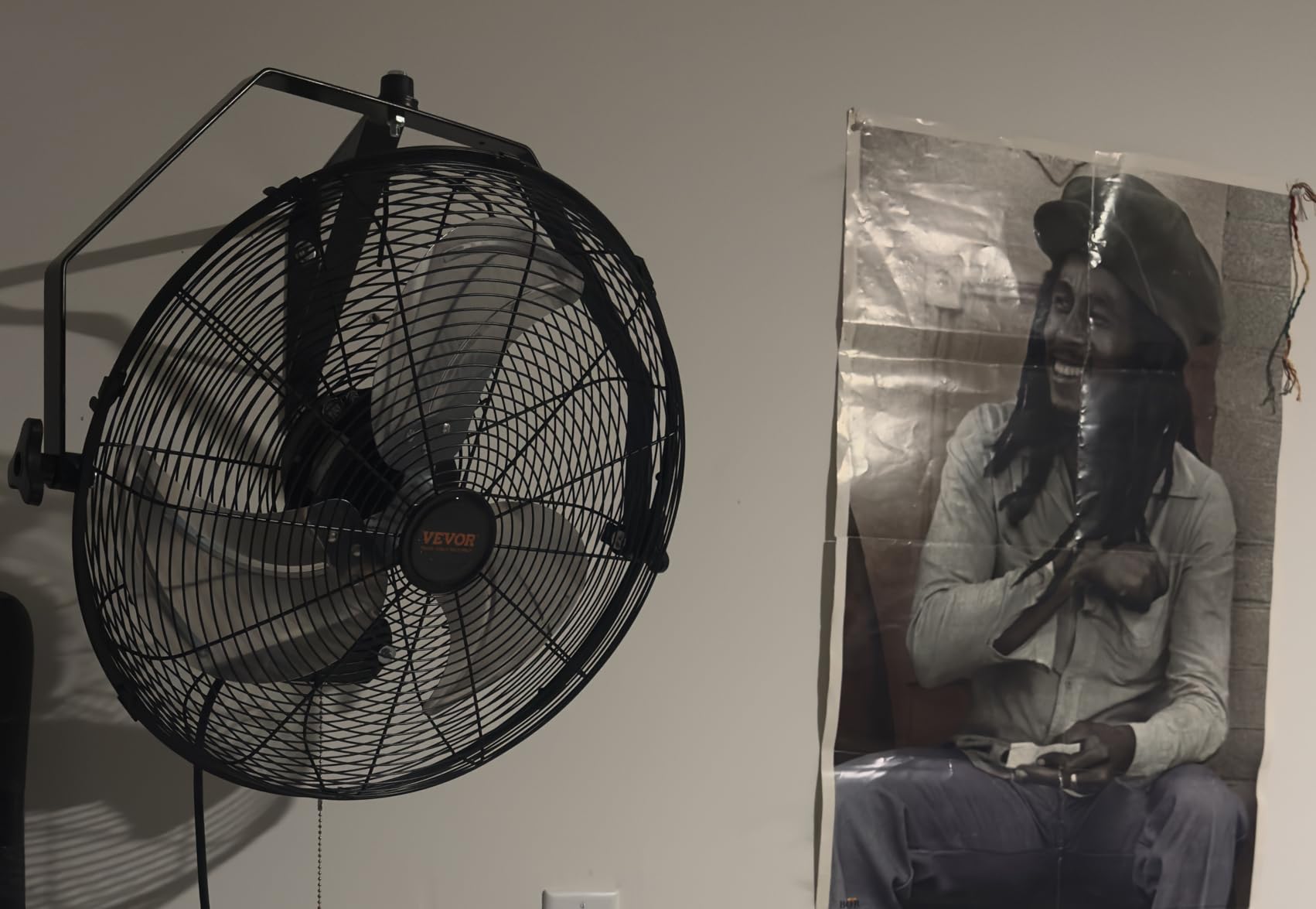 VEVOR 30 Inch Wall-Mount Misting Fan, 3-speed IP44 Waterproof Oscillating, Max. 9500 CFM Wall Mounted Fan for Outdoor, Commercial, Residential, Greenhouse, Workshop, Patio, Black, ETL Listed customer photo 2