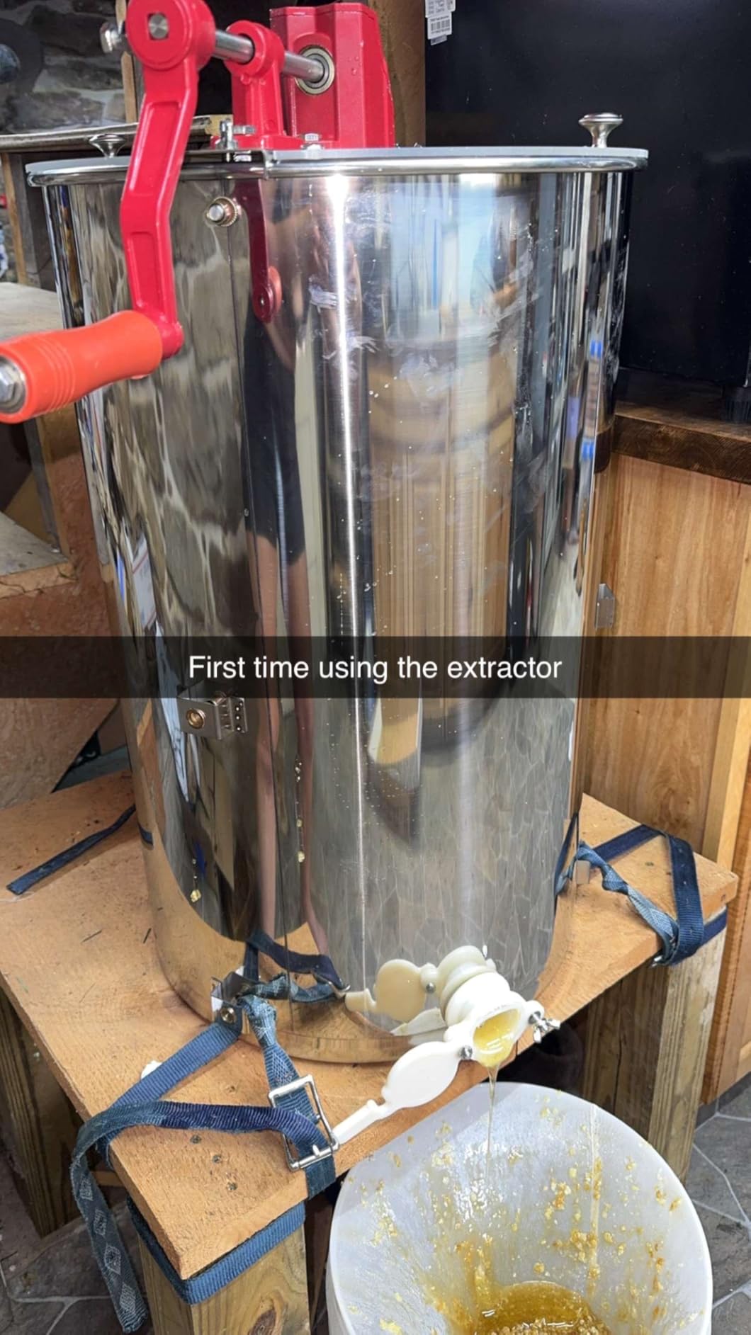 VEVOR Honey Extractor, 2/4 Frame Stainless Steel Manual Beekeeping Extraction, Honeycomb Drum Spinner with Transparent Lid, Apiary Centrifuge Equipment with Height Adjustable Stand, Silver customer photo 1