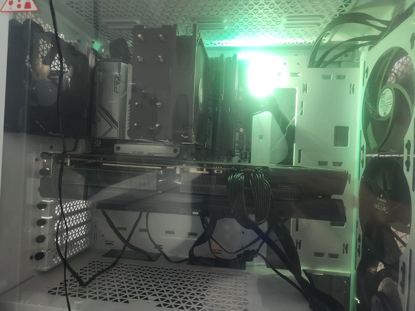 CORSAIR 3000D Airflow Mid-Tower PC Case - 3-Pin Fans - Four-Slot GPU Support - Fits up to 8X 120mm Fans - High-Airflow Design - Black customer photo 1