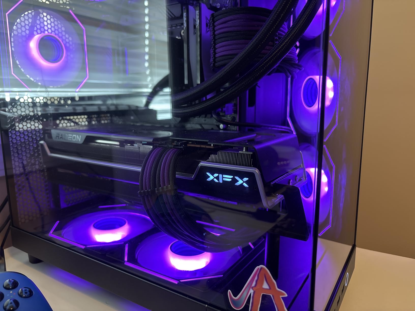 NZXT H6 Flow | Compact Dual-Chamber Mid-Tower Airflow Case | Panoramic Glass Panels | High-Performance Airflow Panels | Includes 3 x 120mm Fans | Cable Management | White customer photo 1