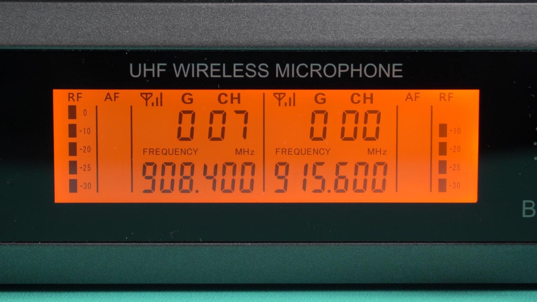 TONOR Wireless Microphones System, 4x5 Channel UHF Wireless Mic, 4 Handheld Adjustable Frequency Metal Cordless Dynamic Mic, Multiset Operation, 90 m Ideal for Karaoke Singing Wedding Church, Silver customer photo 2