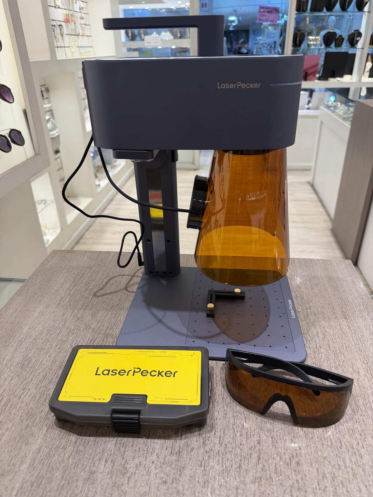 LaserPecker Dual-Laser Engraver, Portable 8K 240,000mm/min Engraving, Auto-Switch IR/Diode for Metal/Wood/Acrylic, Smart Screen Repeat & 160x120mm Area, Basic Set customer photo 1