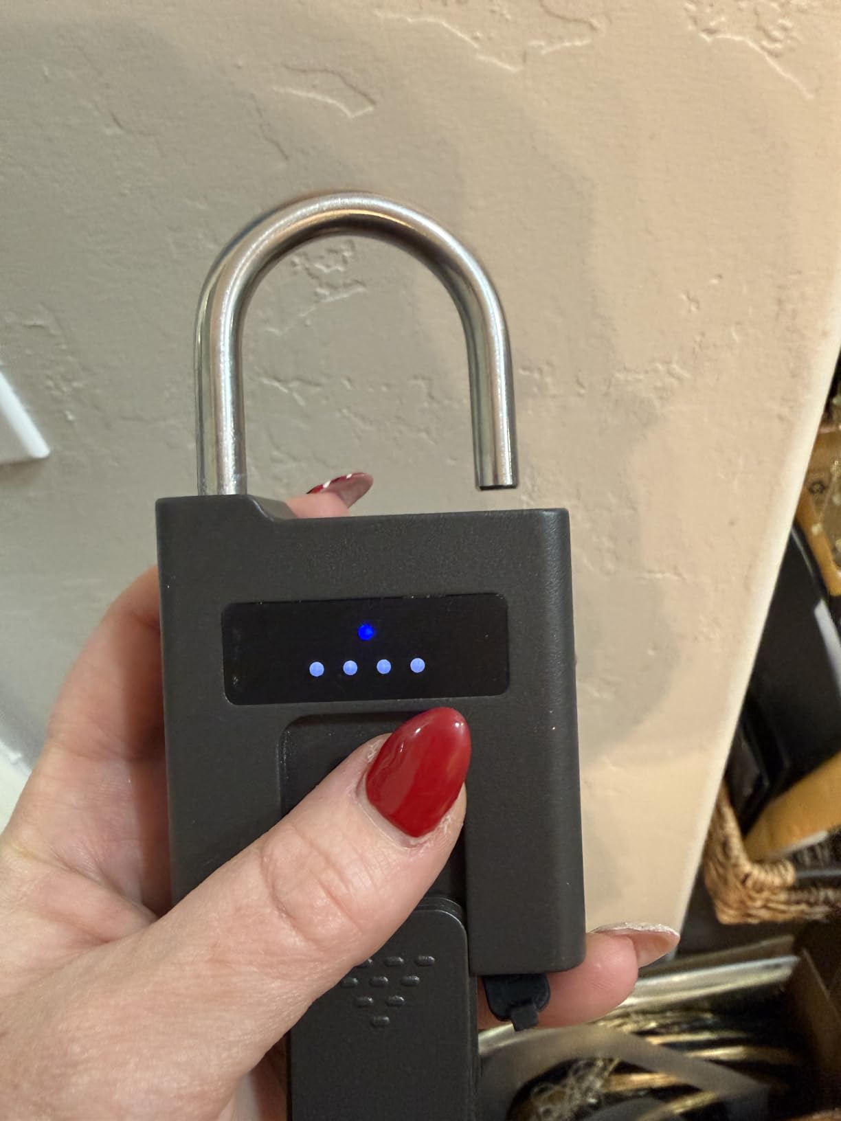 eLinkSmart Fingerprint Padlock with Key Backup, Heavy Duty Weatherproof Bluetooth Biometric Keyless Electronic Digital Smart Pad Lock for Gate Outdoor Fence Storage Locker Pool Shed customer photo 1