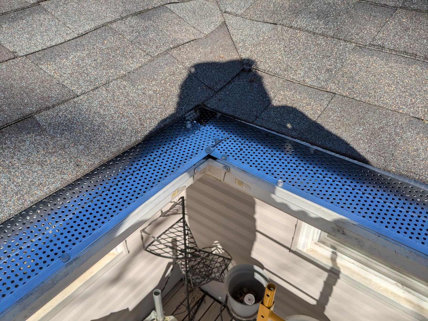 VEVOR Gutter Guard, 5 inch Width, Aluminum Leaf Filter DIY Gutter Cover, 26 PCS 104 ft Total Length, 0.157'' Hole Diameter & 0.02'' Thick Fits Any Roof or Gutter Type customer photo 1