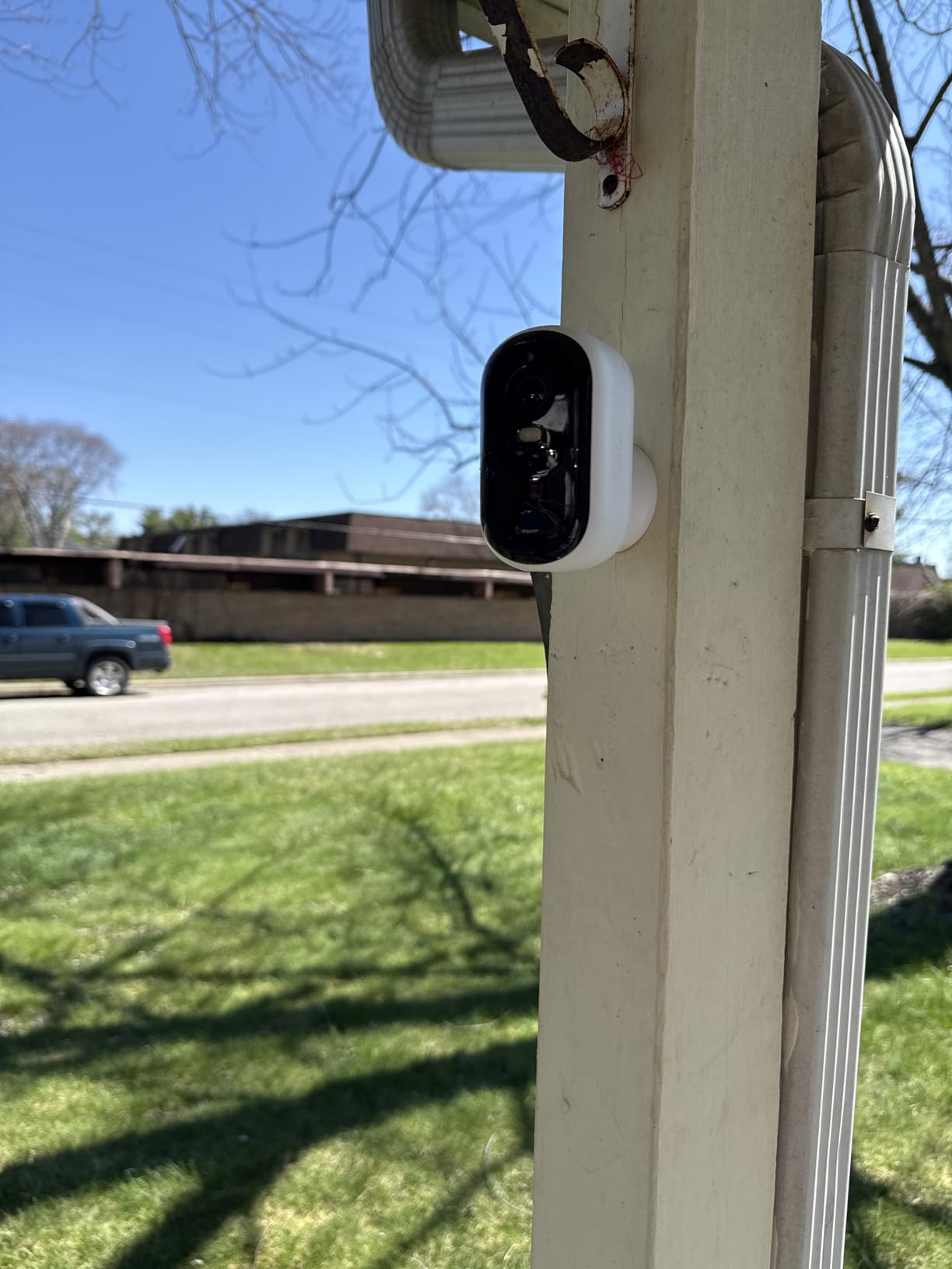 Arlo Essential Security Cameras Wireless Outdoor 2K (2nd Gen, 2023 Release) - Battery Power, Person Recognition, Package Detection, Animated Preview, 1-Month Trial of Secure Plan, 2 Cam, White customer photo 1
