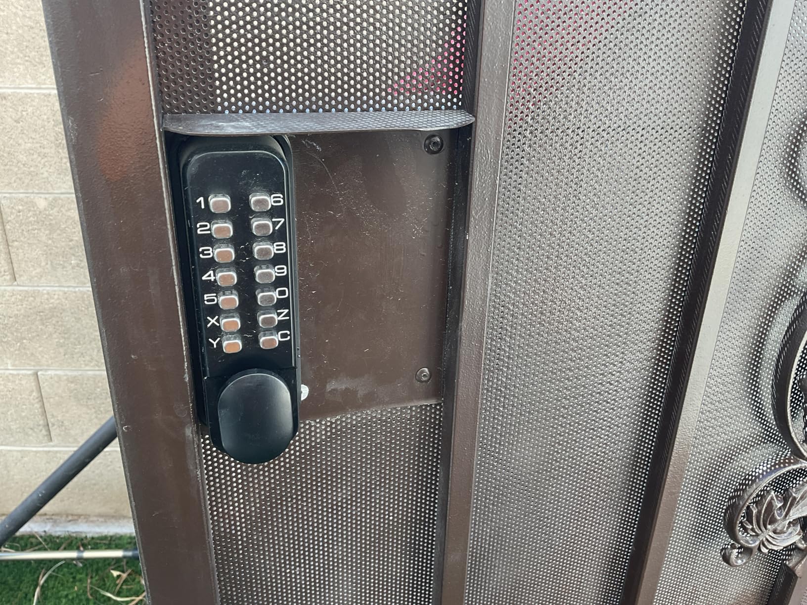 VEVOR Mechanical Keyless Entry Door Lock, 14 Digit Keypad, Outdoor Gate Door Locks Set with Surface-Mounted Latch, Water-Proof Zinc Alloy, Keypad and Knob, Easy to Install, for Garden, Garage, Yard customer photo 1