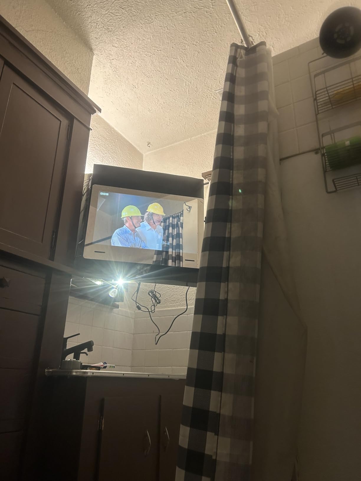 SYLVOX 24 inch Bathroom TV, 1080P Mirror Television with Google OS NTSC & ATSC Tuner WiFi Bluetooth Voice Remote, IP66 Waterproof Magic TV for Bathroom Bathtub Hotel Shower Spa (Wall Mount) customer photo 1