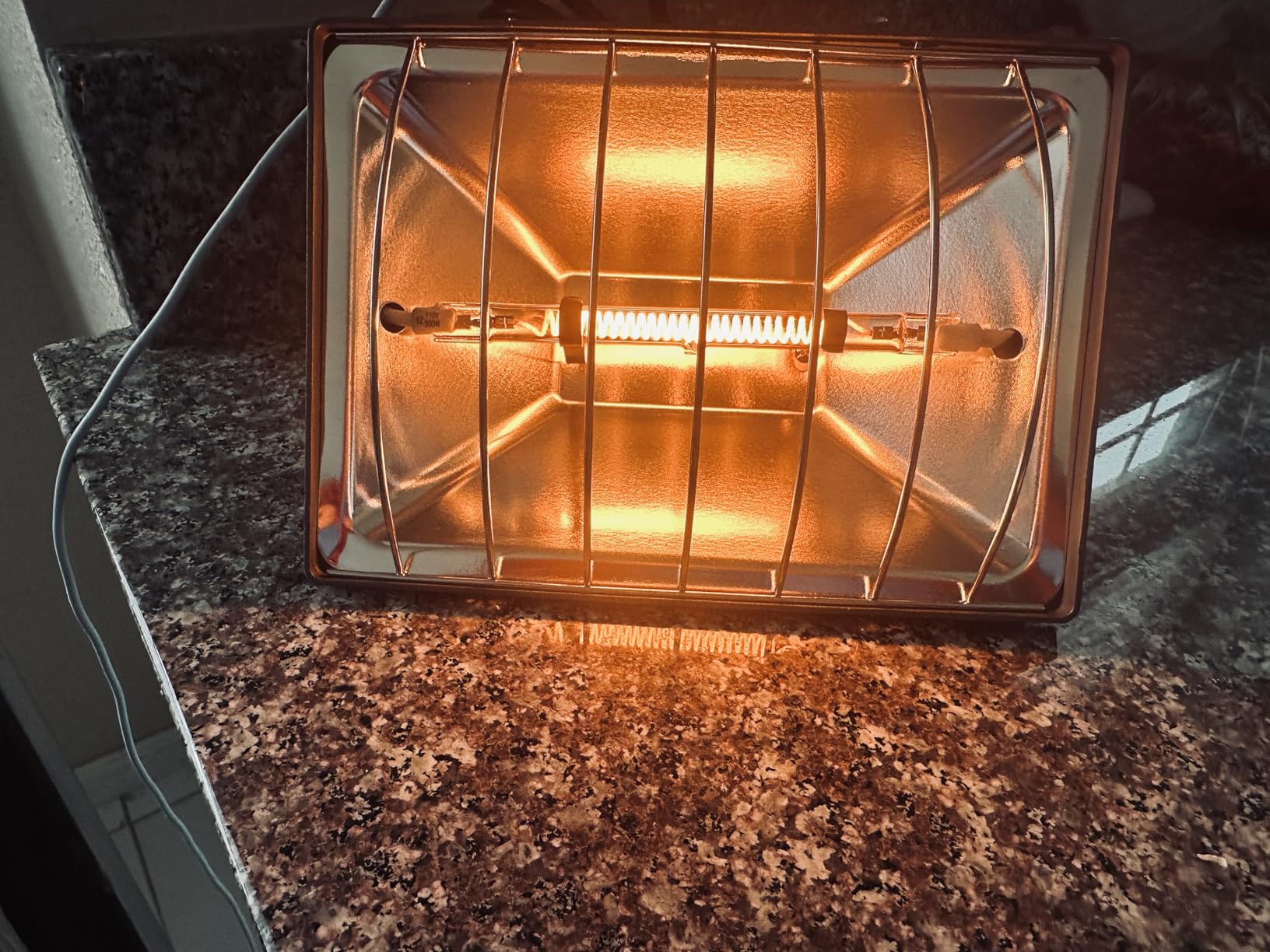 Chicken Coop Heat Lamp, 300W Brooder Heater for Chicks 9.84ft Cord UL Passed Carbon Fiber Bulbs Heater with Adjustable Hanging Height for Livestock Supplies Indoor Warmer customer photo 1