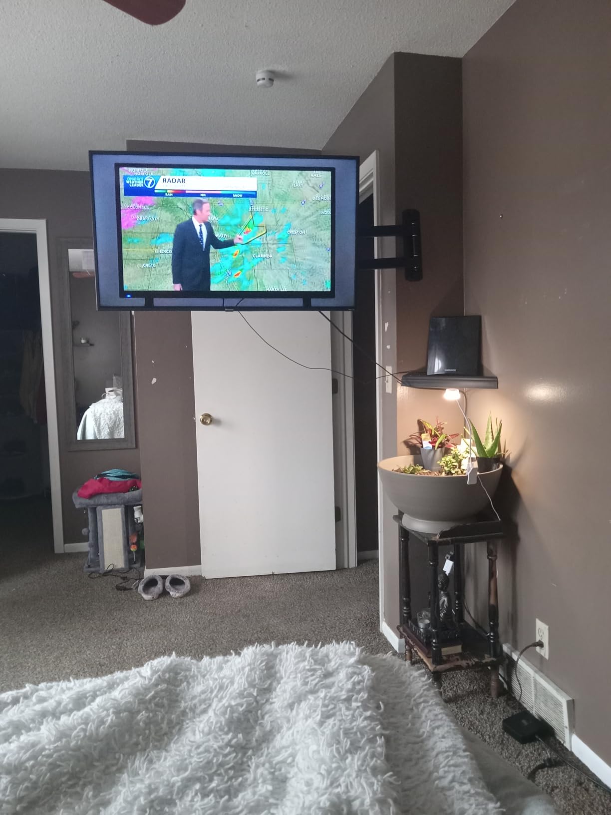 Perlegear Corner TV Wall Mount Long Arm TV Mount Bracket for 32-75 Inch TVs-Full Motion Wall Mount with 32.37