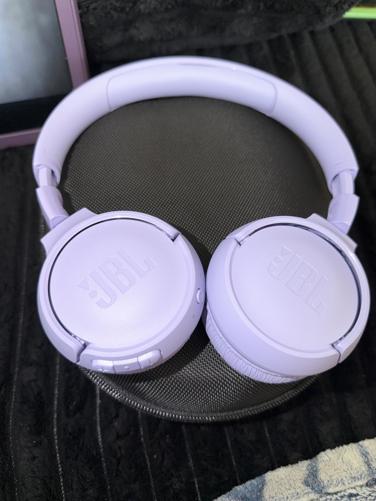 JBL Tune 520BT - Wireless On-Ear Headphones, Up to 57H Battery Life and Speed Charge, Lightweight, Comfortable and Foldable Design, Hands-Free Calls with Voice Aware (Purple) customer photo 1