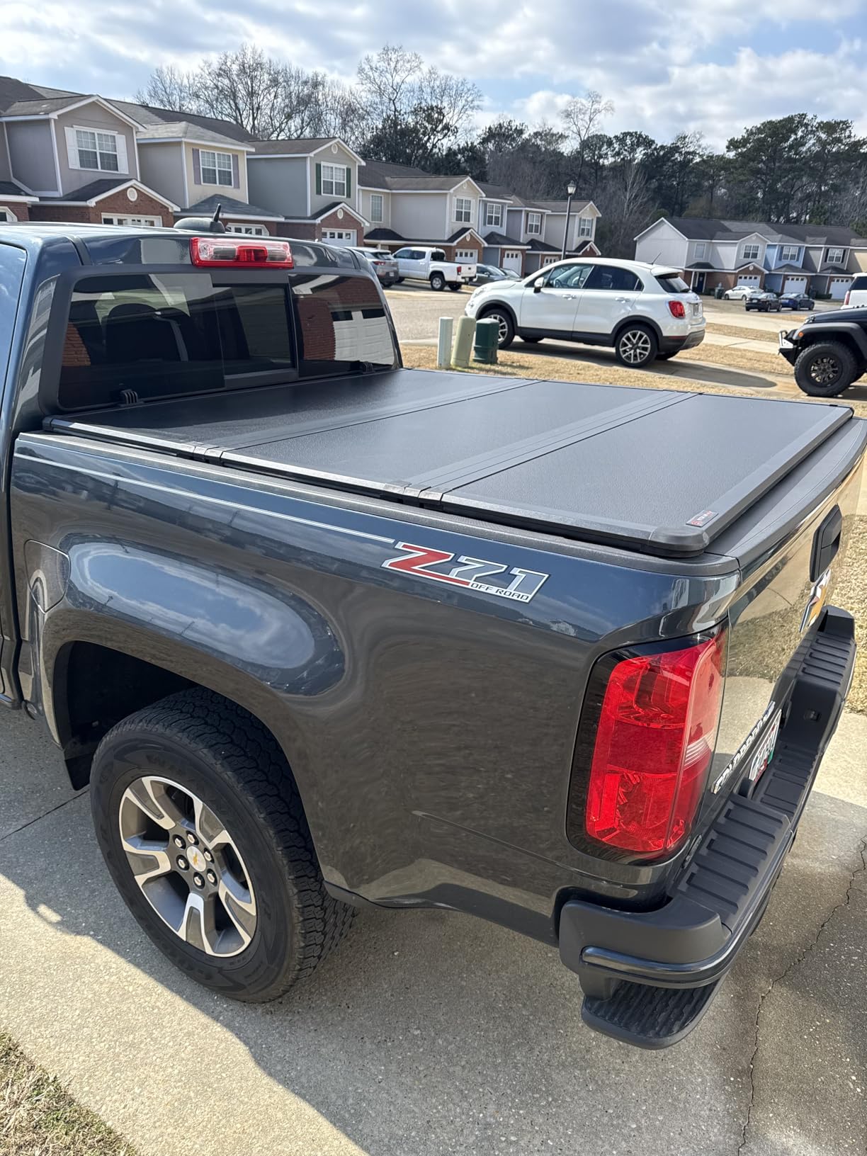 YITAMOTOR FRP Hard Tri-Fold Truck Bed Tonneau Cover Compatible with 2015-2026 Chevy Colorado/GMC Canyon 5.2 ft Bed customer photo 2
