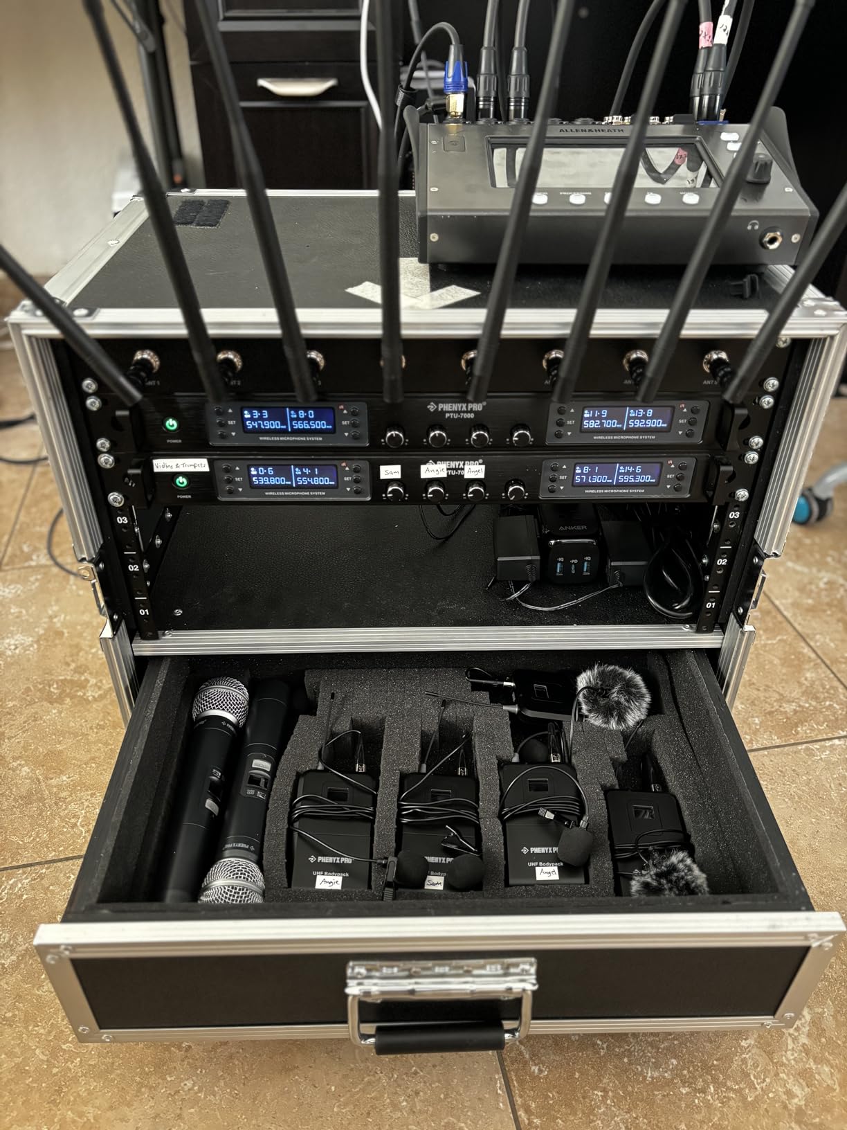 Phenyx Pro 4-Channel Wireless Microphone System w/Auto Scan, 4x40 UHF Frequencies, 2 Handheld Dynamic Mics, 2 Bodypacks & Headsets/Lapel Microphones customer photo 1