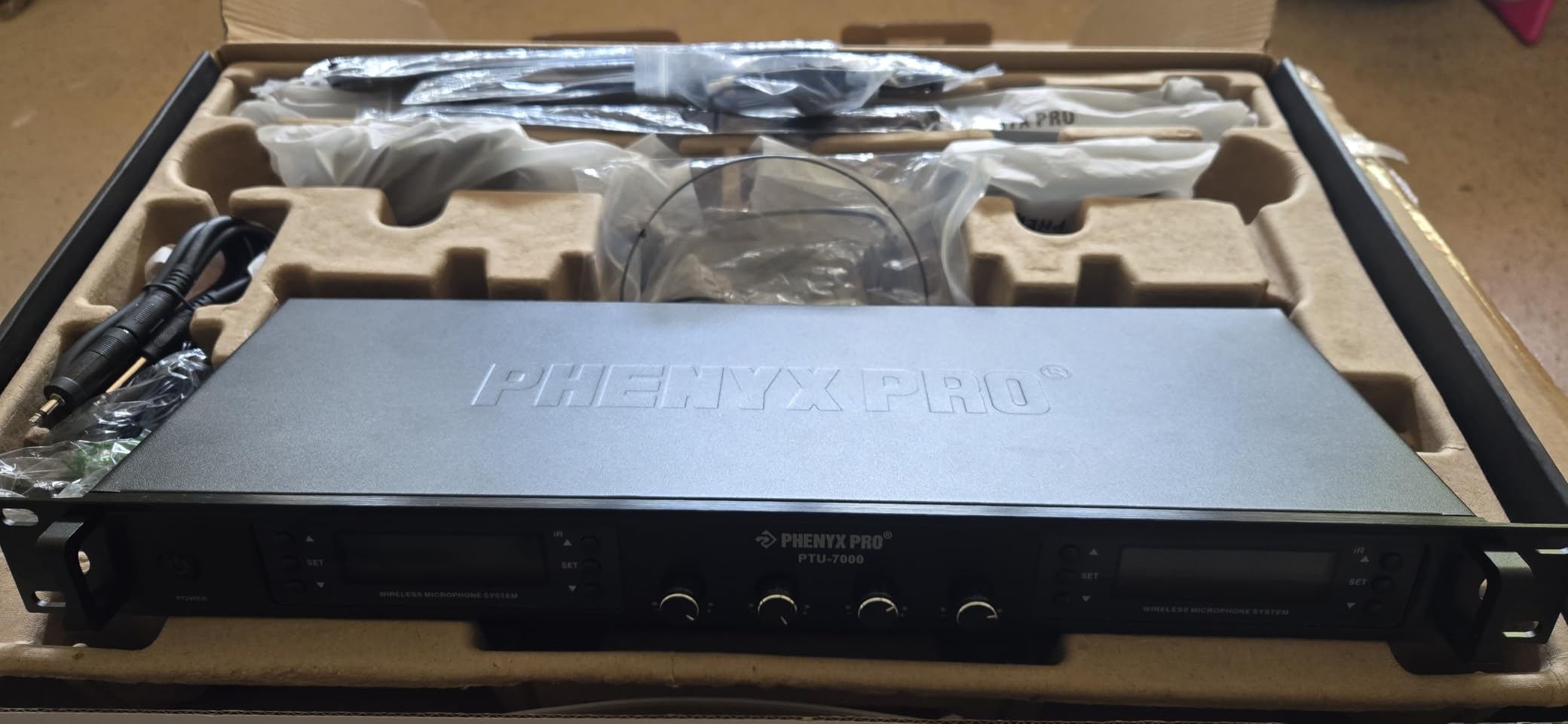 Phenyx Pro 4-Channel Wireless Microphone System w/Auto Scan, 4x40 UHF Frequencies, 2 Handheld Dynamic Mics, 2 Bodypacks & Headsets/Lapel Microphones customer photo 2