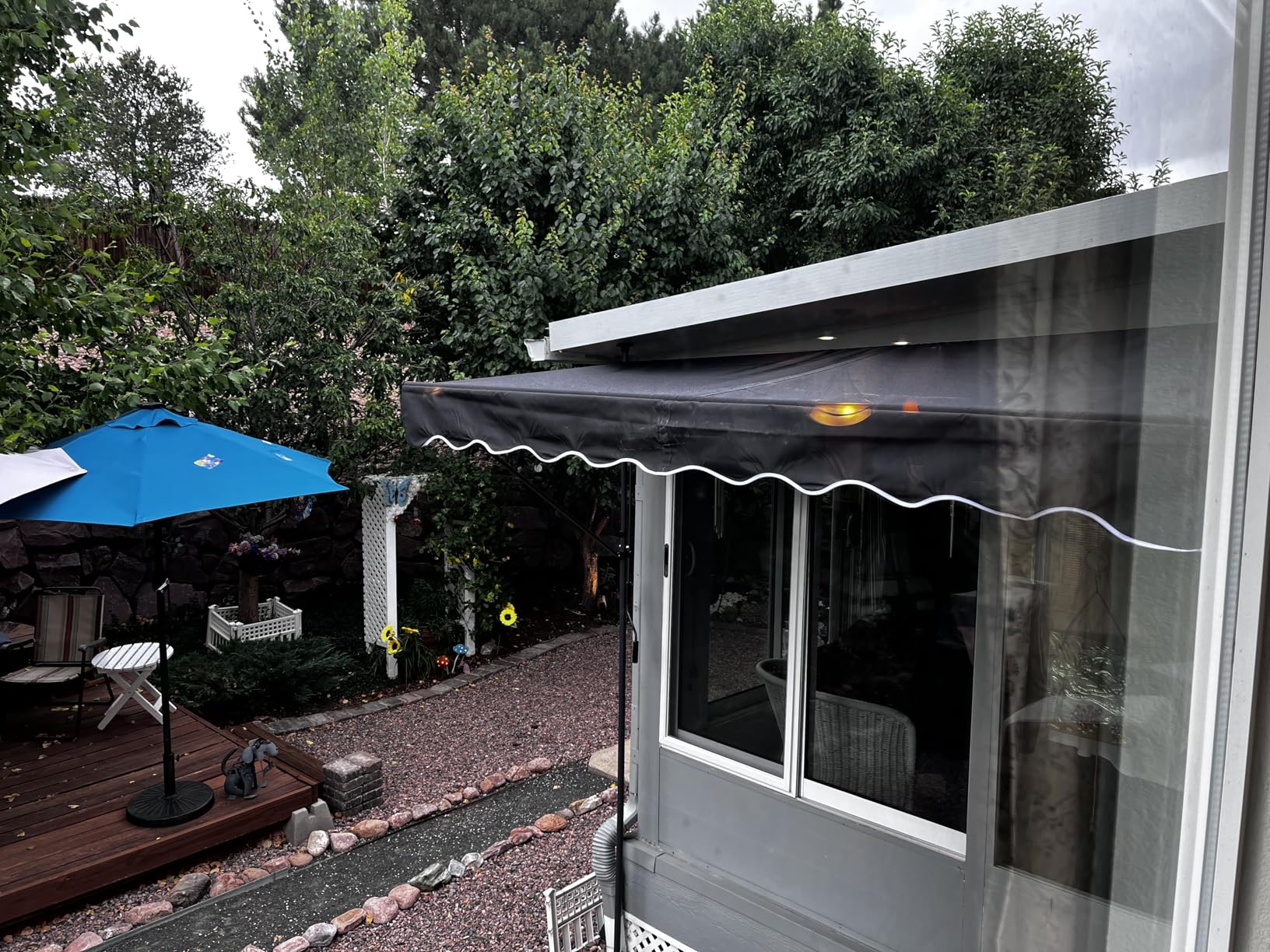 Outsunny 16' x 10' Retractable Awning, Patio Awning Sunshade Shelter with Manual Crank Handle, 280gsm UV Resistant Fabric and Aluminum Frame for Deck, Balcony, Yard, Beige customer photo 1