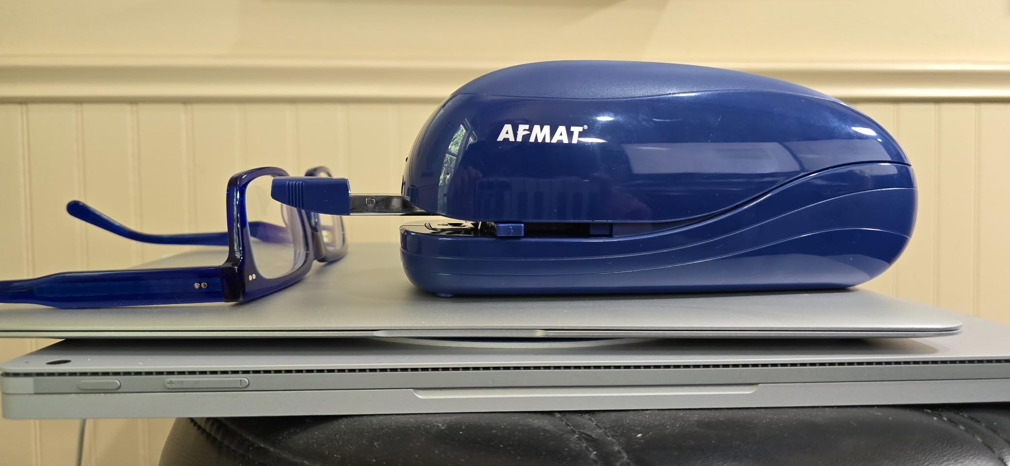 AFMAT Electric Stapler for Desk, Automatic Stapler Desktop, 25-Sheet Office Staplers Electric, AC or Battery Powered Staplers Heavy Duty Office Use, with Reload Reminder & Release Button ES06 customer photo 1