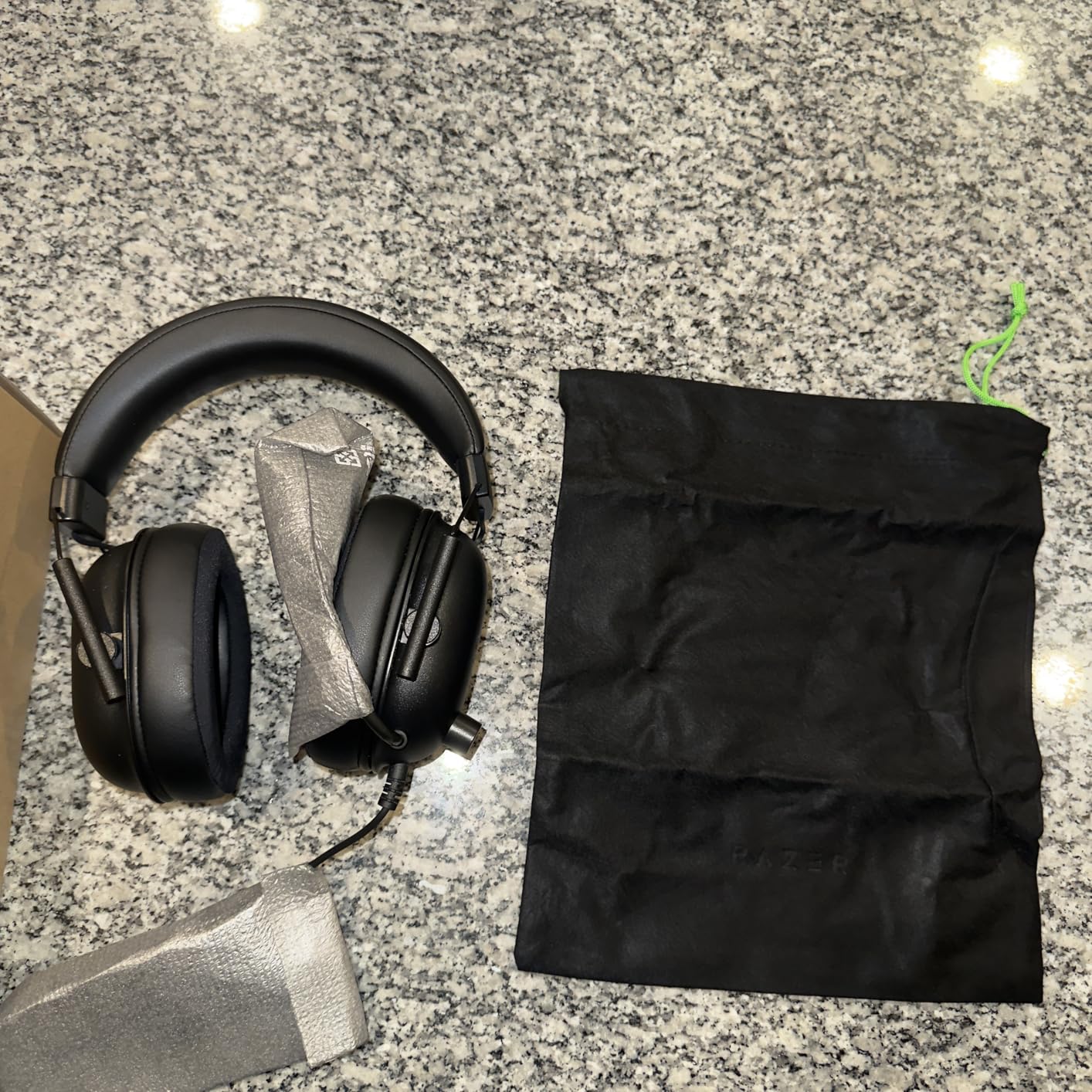 Razer BlackShark V2 X Xbox Gaming Headset: 50mm Drivers - Cardioid Mic - Lightweight - Comfortable, Noise Isolating Earcups - for Xbox Series X, Series S, PS5, PC, Switch via 3.5mm Audio Jack - Black customer photo 1