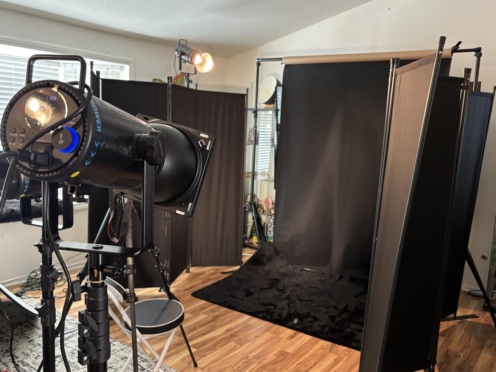 NEEWER CB200C 200W RGBWW COB LED Video Light, APP/2.4G 360° Color 2500K-7500K (Duv±0.0003) 23000lux/m Bowens Metal Shell Silent Continuous Output Lighting TLCI/CRI97+ for Photography Video Recording customer photo 1