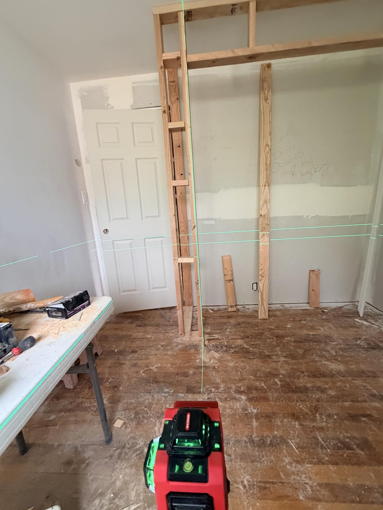 weiddw Laser Level with Tripod, Self Leveling Laser Level 4x360°, Green Line Laser 4D Laser Leveler Tool with 2Pcs Lithium Batteries for Picture Hanging, Tile, Home Renovation, Indoor customer photo 2