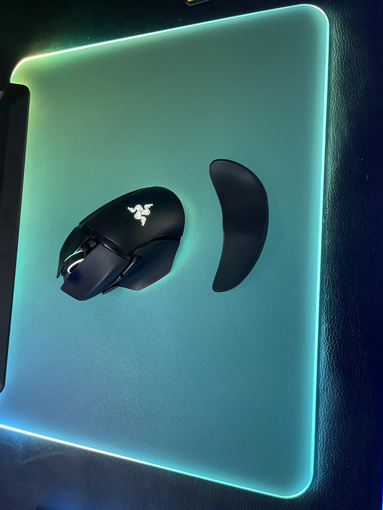Razer Firefly V2 Pro Fully Illuminated RGB Gaming Mouse Mat: Backlit Design - 15 Zone Chroma Lighting - USB 2.0 Port - Detachable USB Type C Cable - Micro Textured Surface - Anti Slip Base customer photo 2