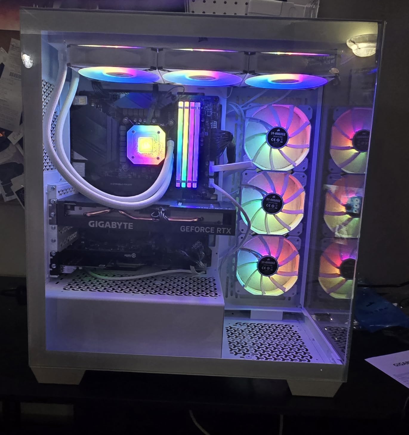 CORSAIR 3500X Mid-Tower ATX PC Case - Panoramic Tempered Glass - Reverse Connection Motherboard Compatible - No Fans Included - White customer photo 1