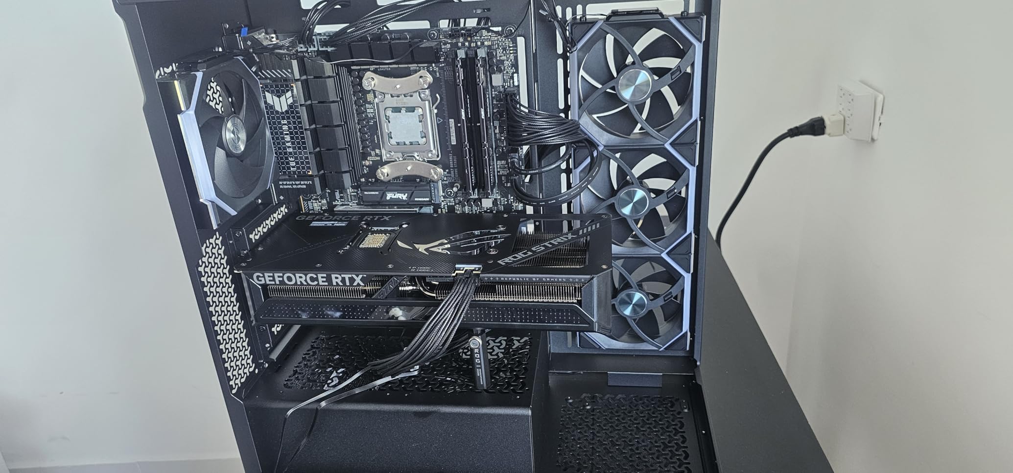 CORSAIR 3500X Mid-Tower ATX PC Case - Panoramic Tempered Glass - Reverse Connection Motherboard Compatible - No Fans Included - Black customer photo 1