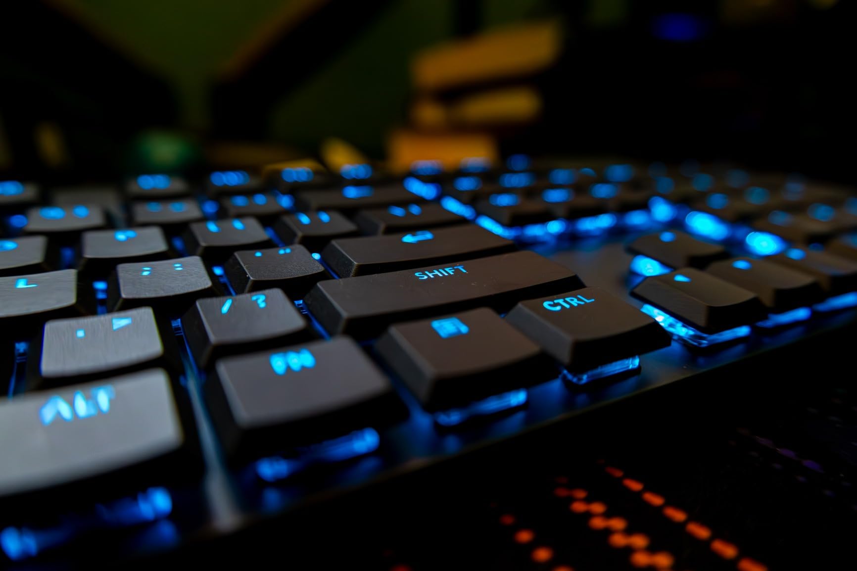 Logitech G915 X Low-Profile Wired Mechanical Gaming Keyboard, Double-Shot PBT Keycaps, Fully Programmable Keys, RGB Lighting, Aluminum Finish, GL Red Linear Switches - PC/Mac customer photo 1
