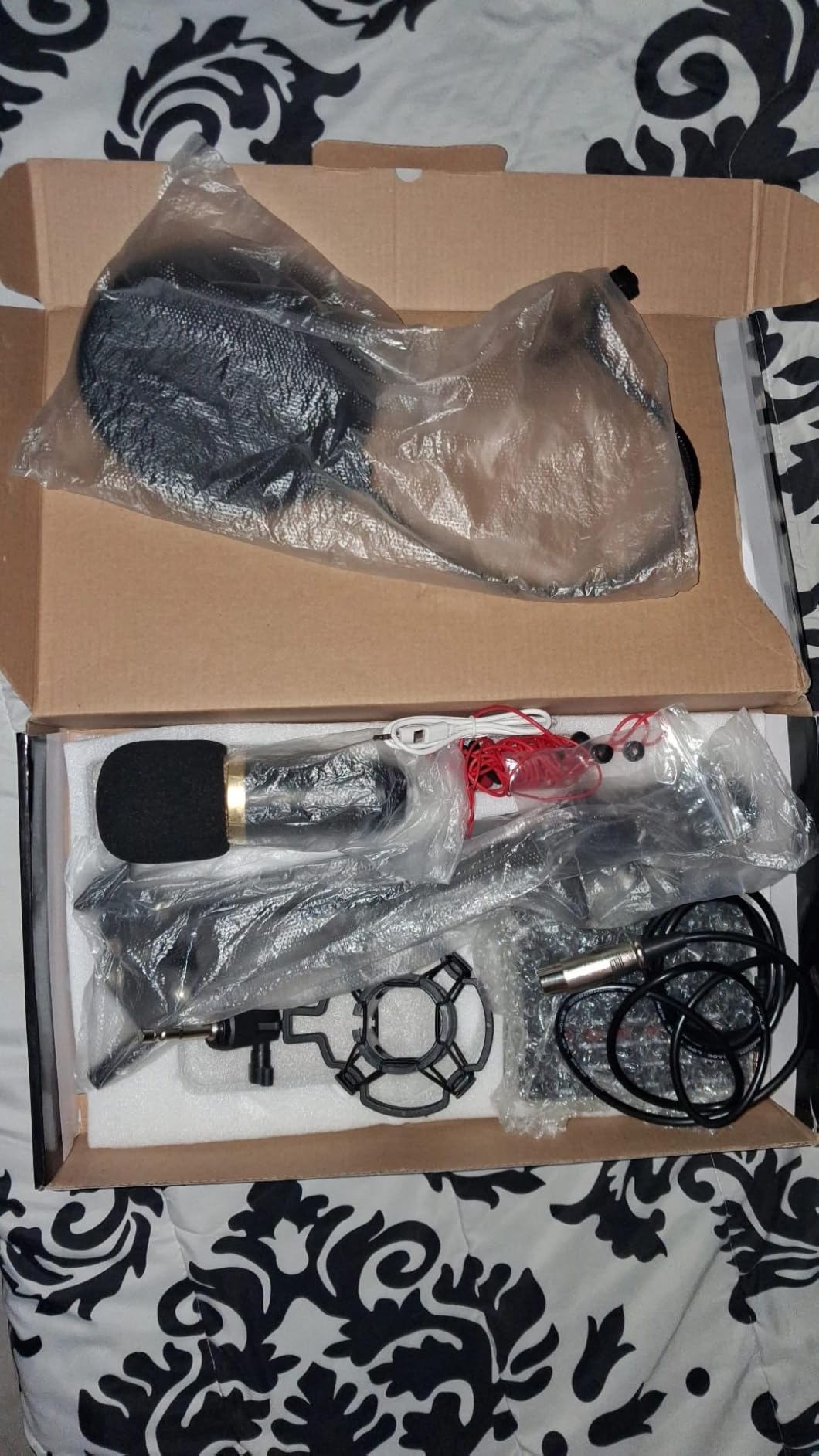 MorTime Condenser Microphone Bundle, Live Sound Card, Adjustable Boom Arm, Shock Mount, Metal Mic Pop Filter, Sponge Pop Filter Cover, Earphone, Audio Cables and Power Cable, Set of 11 Mic Kit customer photo 1