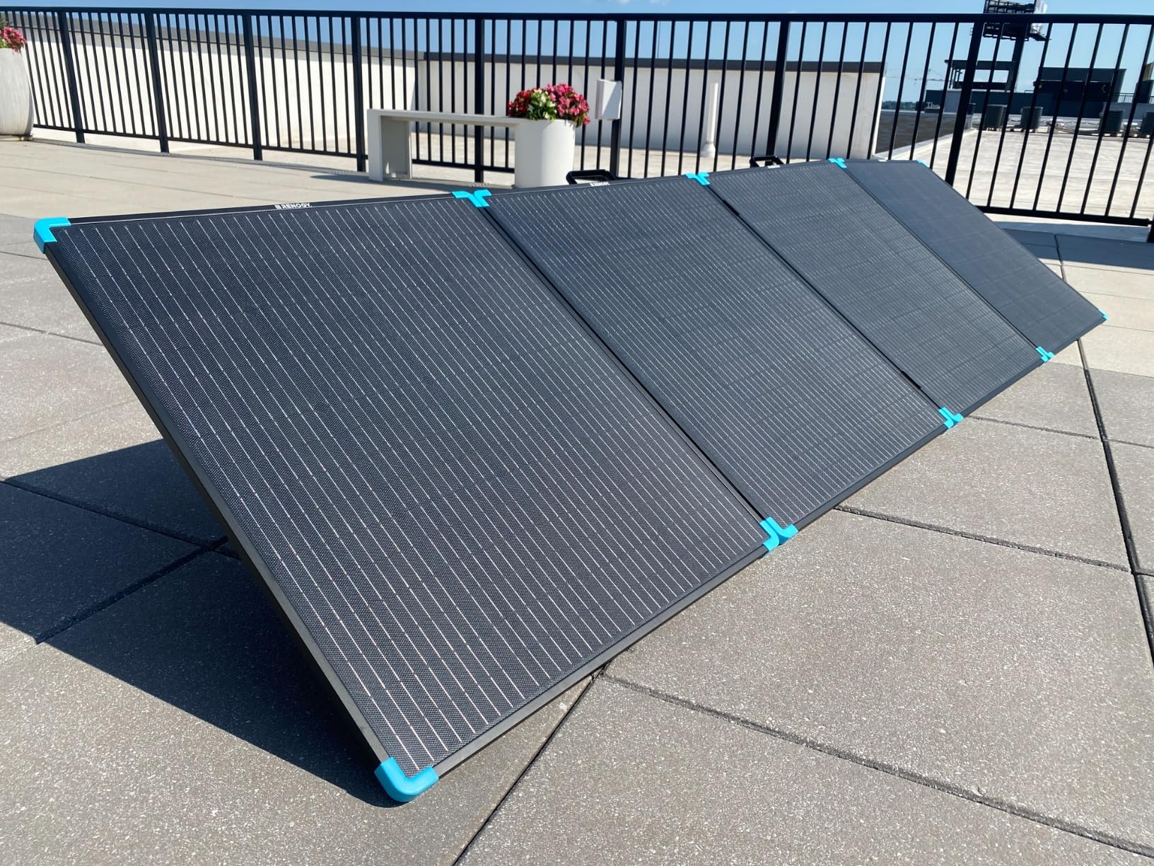 Renogy 400W Portable Solar Panel Suitcase, 23% High Efficiency Foldable Solar Charger for Power Station, Durable for Decades, with Sturdy Kickstands, IP67 Waterproof for RV Camping Off-Grid Blackouts customer photo 1
