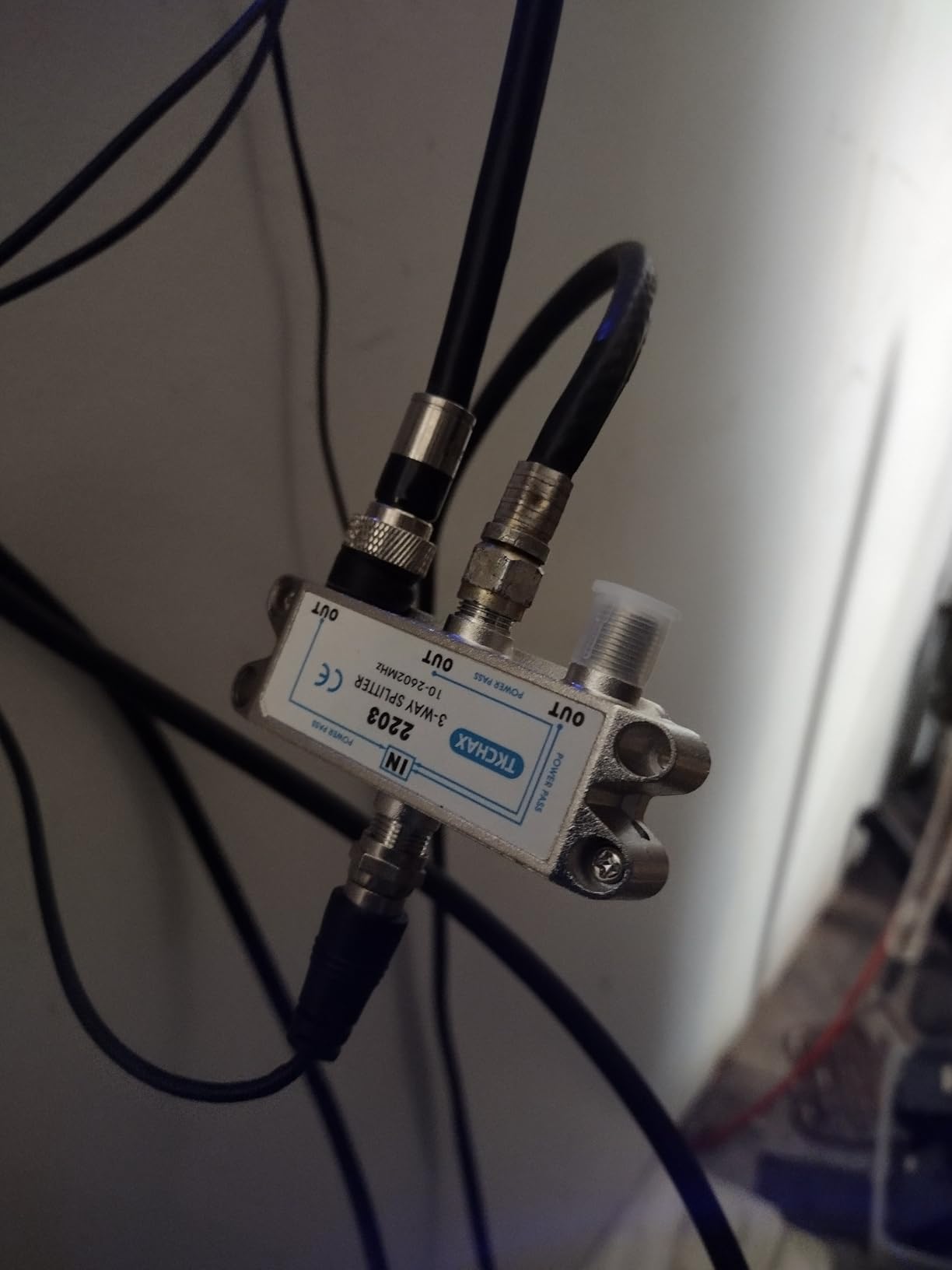 4 Way Coaxial Cable Splitter, Support 10-2602MHz, RG6 Compatible, Nickel-Plated for Cable Splitter, Work with CATV, Satellite TV, Antenna System and MoCA Configurations customer photo 1