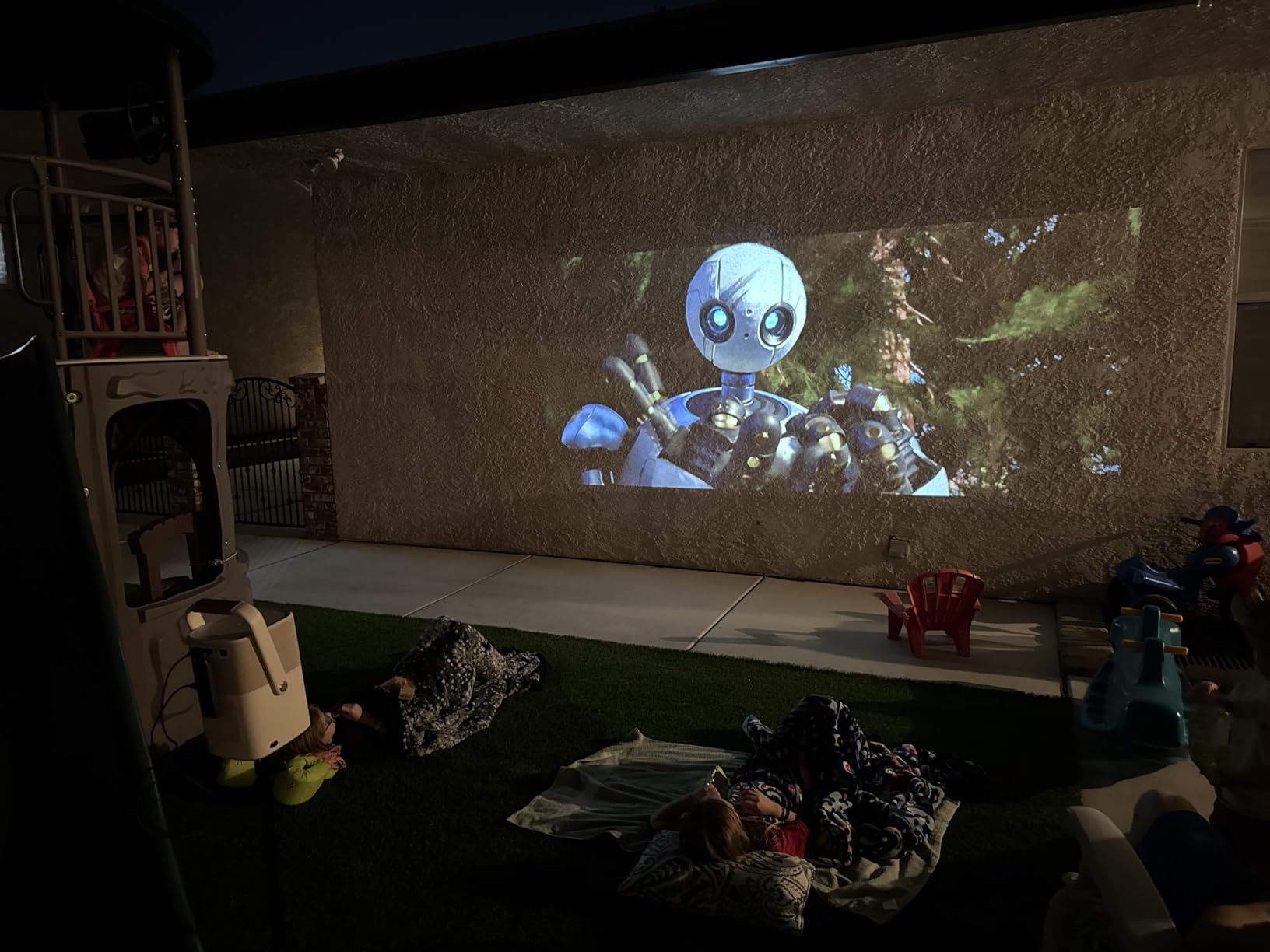 [Sound by JBL & Built-in Battery] Yaber T2 Outdoor Projector with WiFi 6 and Bluetooth, Native 1080P Smart Movie Portable Projector for Inside and Outside, Compatible with TV Dongle (Not included) customer photo 1